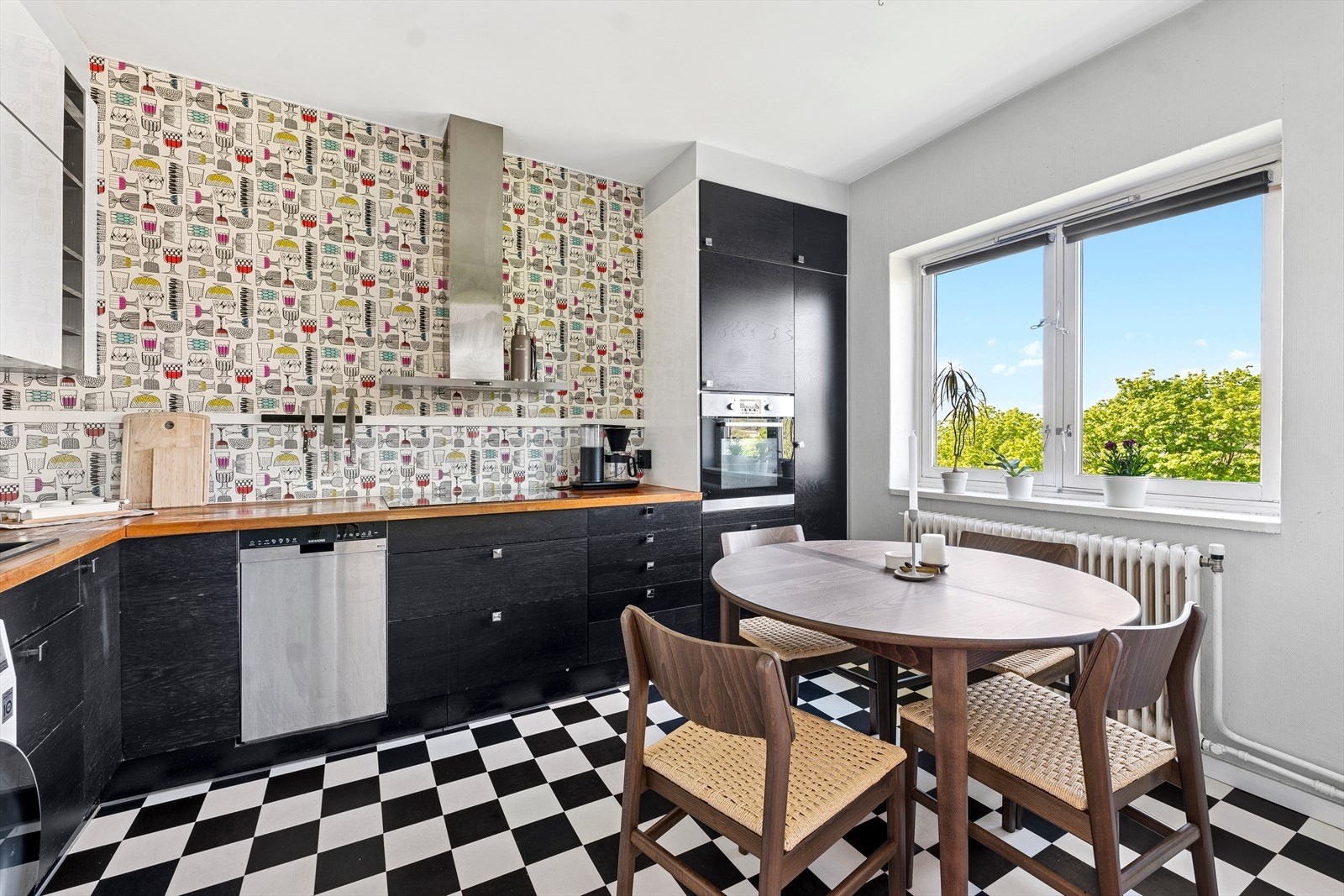 På kjøkkenet er det integrerte hvitevarer som medfølger boligen Galleribilde