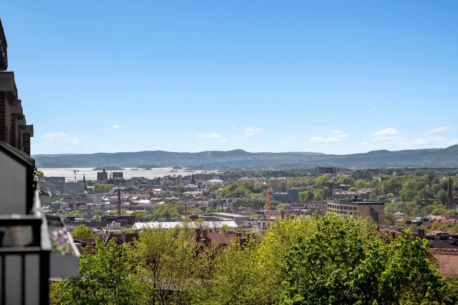 Fra balkongen ser du hele veien ned til Oslofjorden Galleribilde
