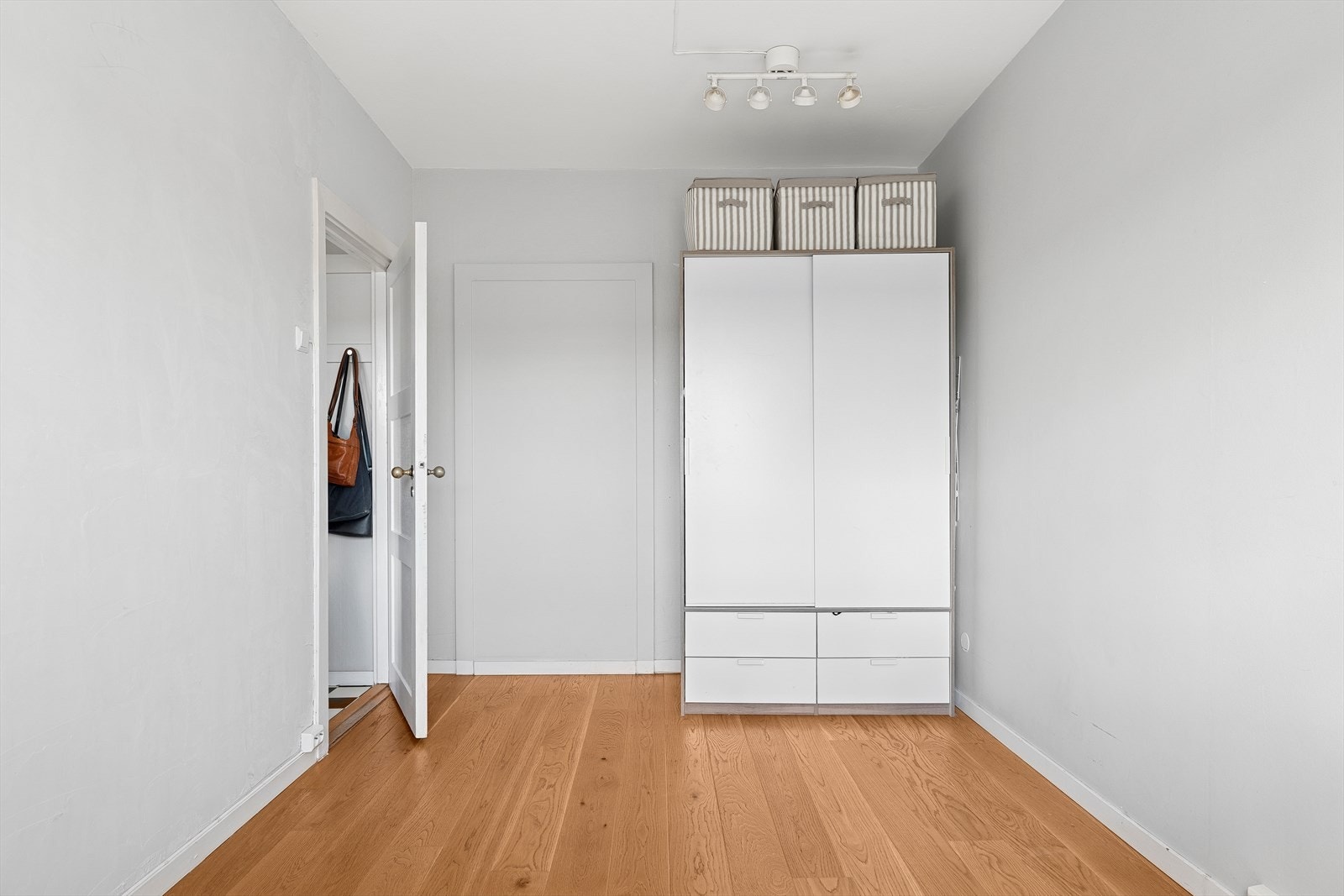 Her er det også plass til garderobeskap for oppbevaring Galleribilde