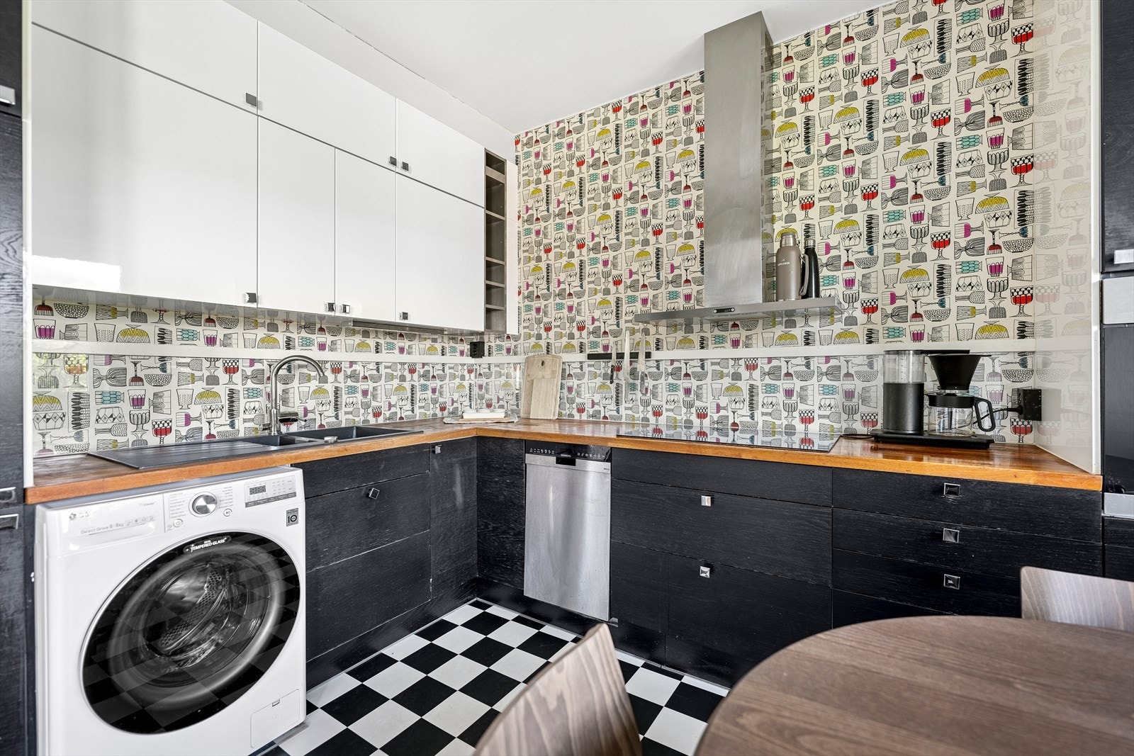 Kjøkkenet har god skap og benkeplass Galleribilde