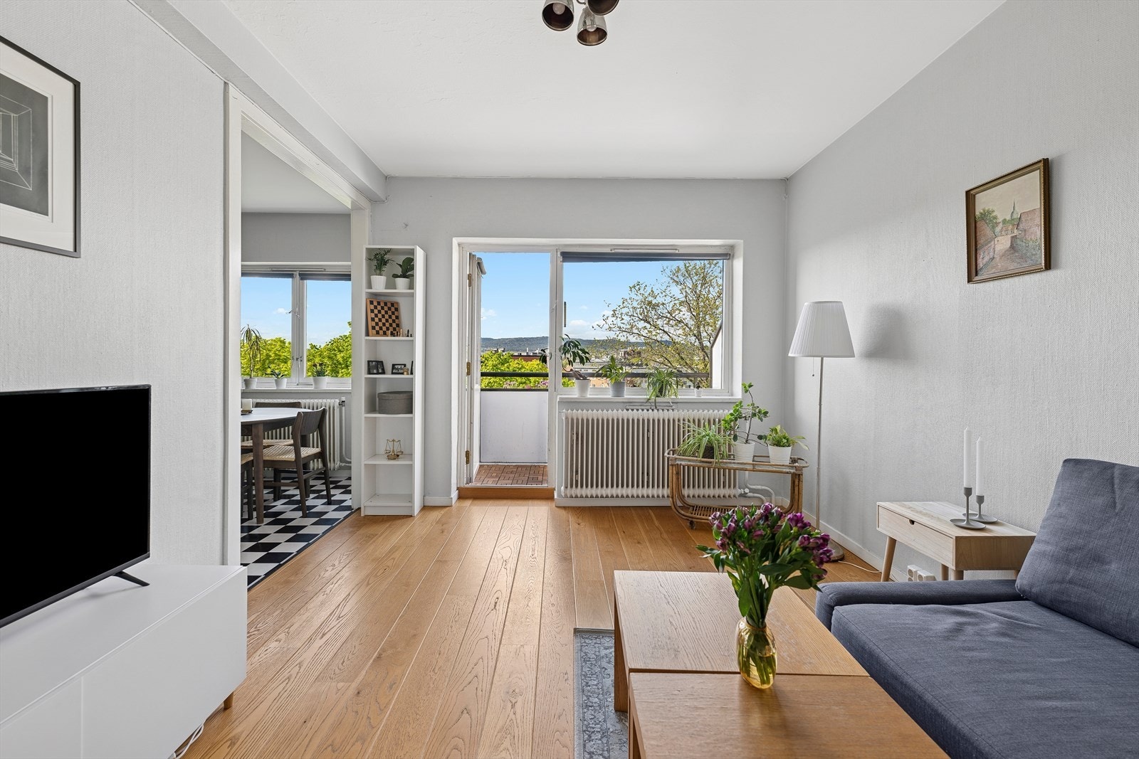 Fra stuen kommer du ut til den fantastiske balkongen med flott utsikt og gode solforhold Galleribilde