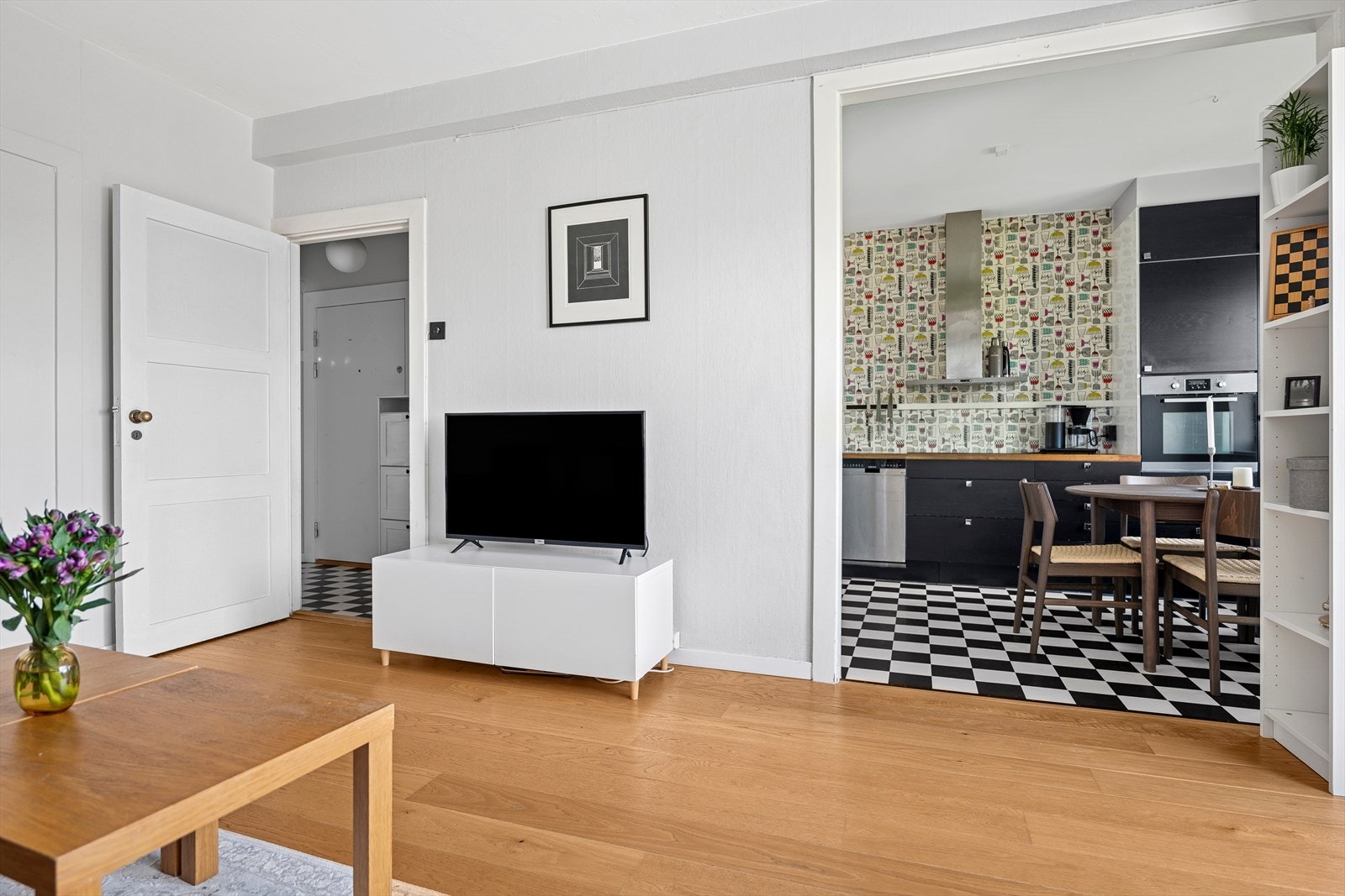 Stuen ligger i en åpen løsning med kjøkken som sørger for et lyst inntrykk Galleribilde