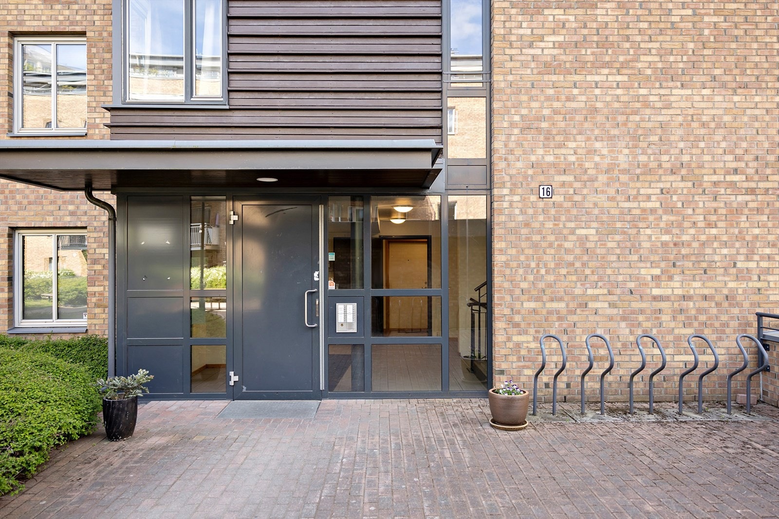 Inngangsparti med sykkelparkering. Galleribilde