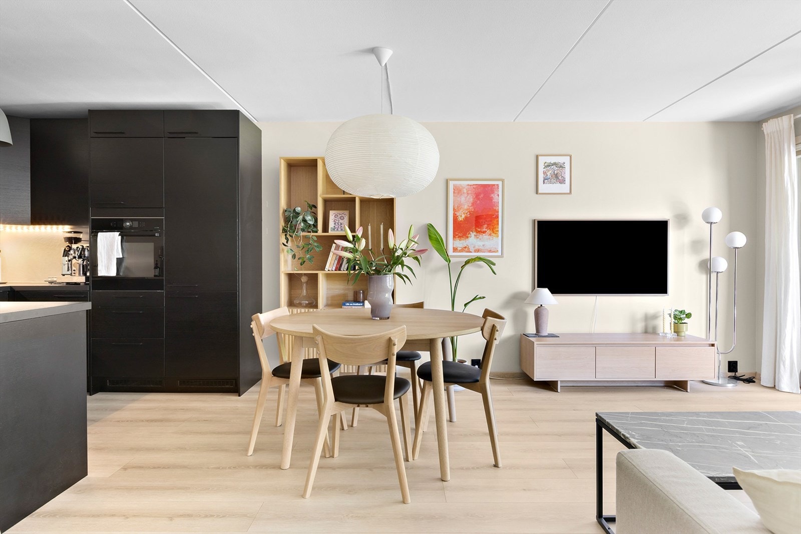 Lys og moderne stue i åpen løsning mot kjøkkenet - Perfekt for både hverdag og sosiale sammenkomster. Galleribilde