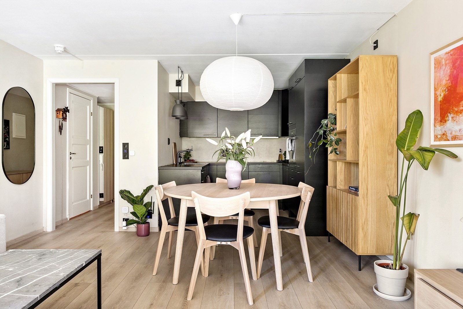 God plass til både spisebord og sofagruppe, uten at rommet føles trangt. Galleribilde