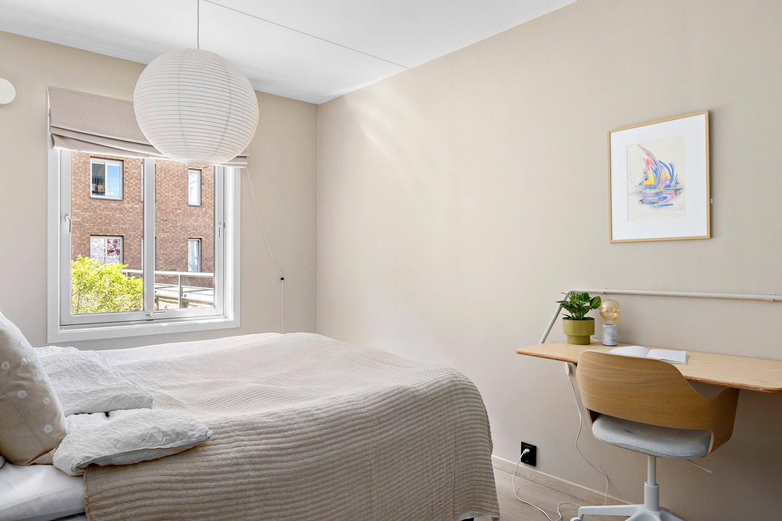 God plass til skrivebord. Rommet vender ut mot rolige omgivelser. Galleribilde