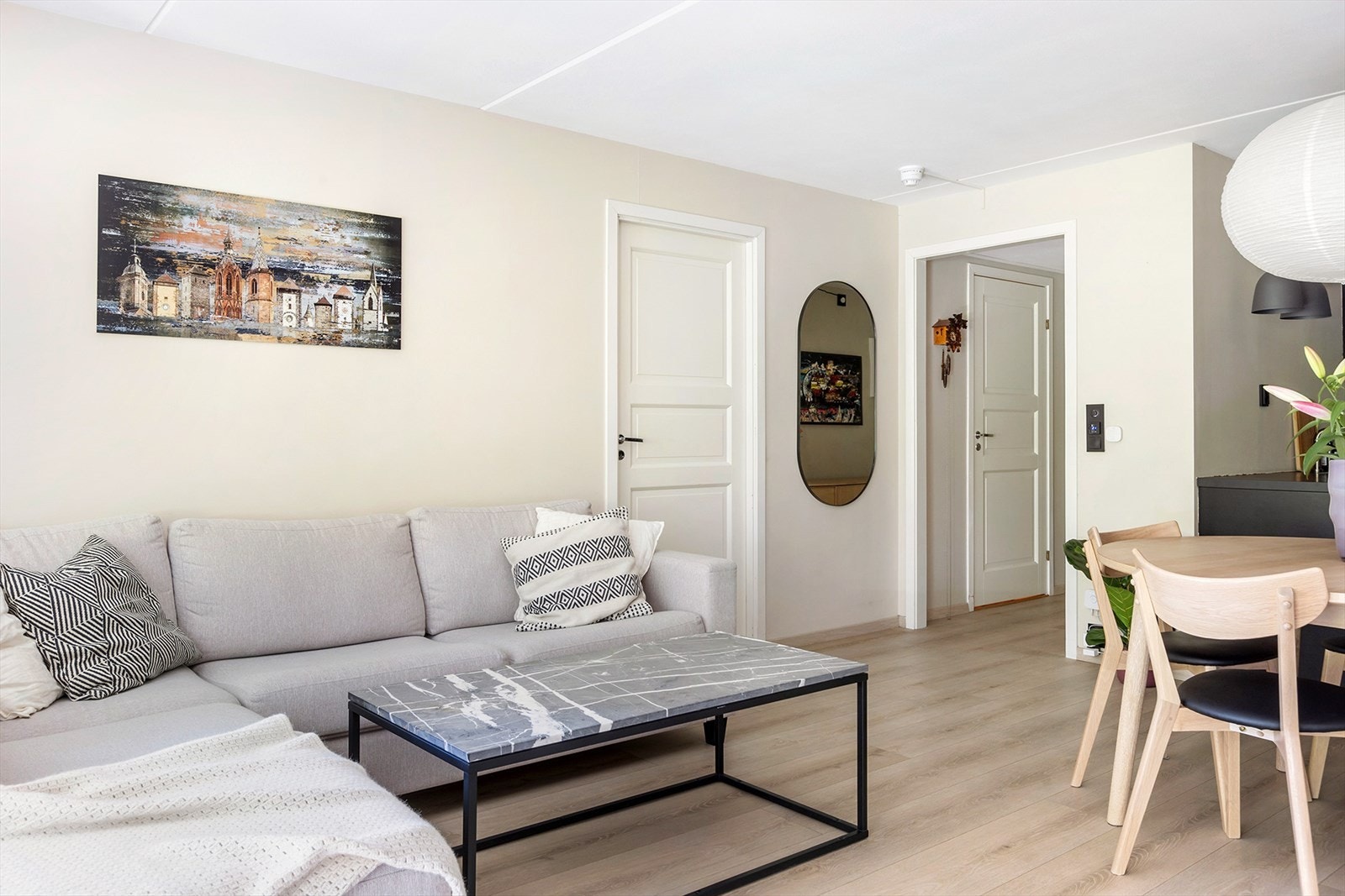 Nyere enstavs laminatgulv fra 2019 med behagelig gulvvarme som gir komfort året rundt. Galleribilde