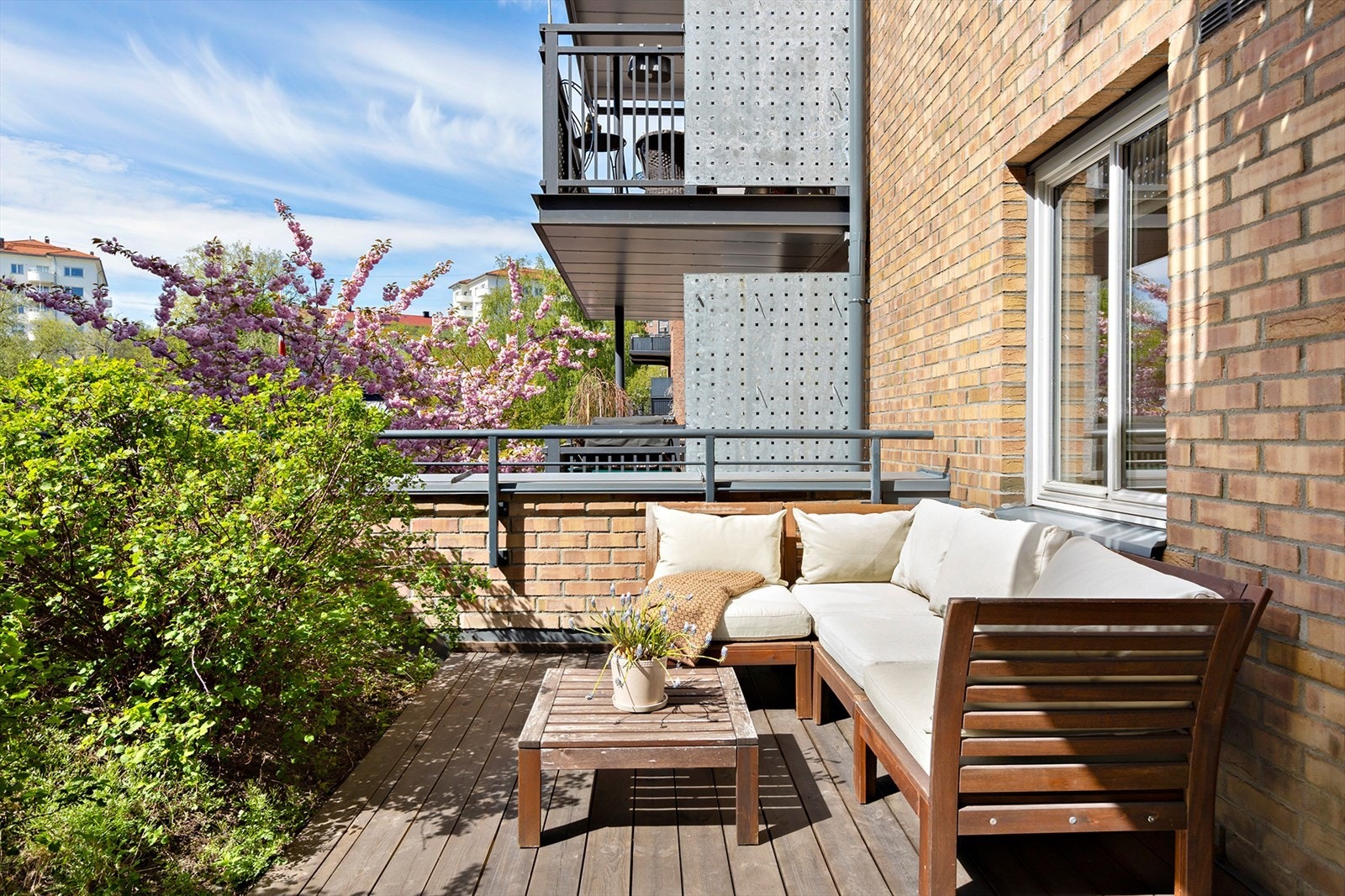 Romslig terrasse på ca. 16 m² med god plass til ønsket møblement og grill - Delvis overbygget. Galleribilde