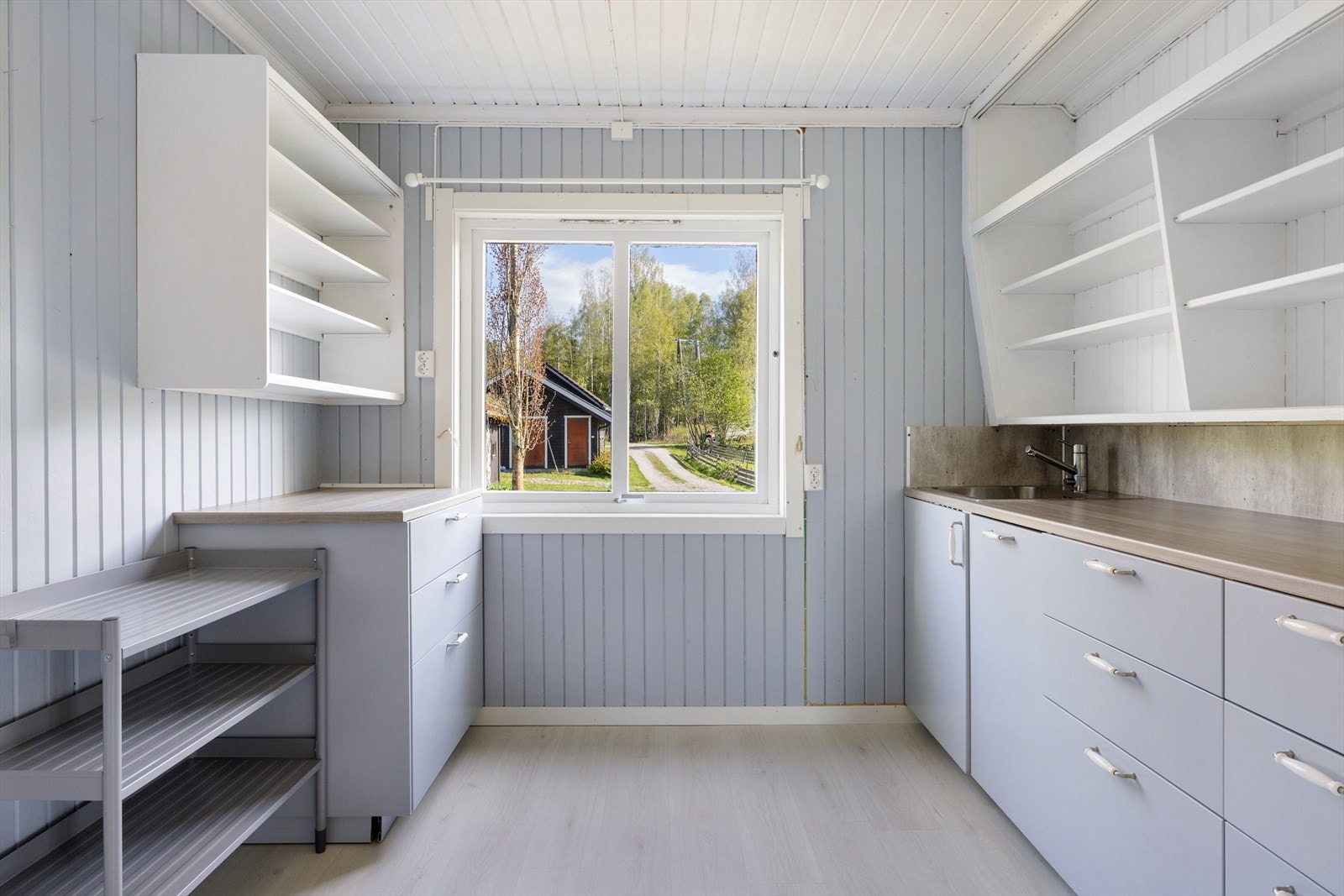 Innrednignen består av underskap med laminerte benkeplater og åpne hyller som overskap. Galleribilde