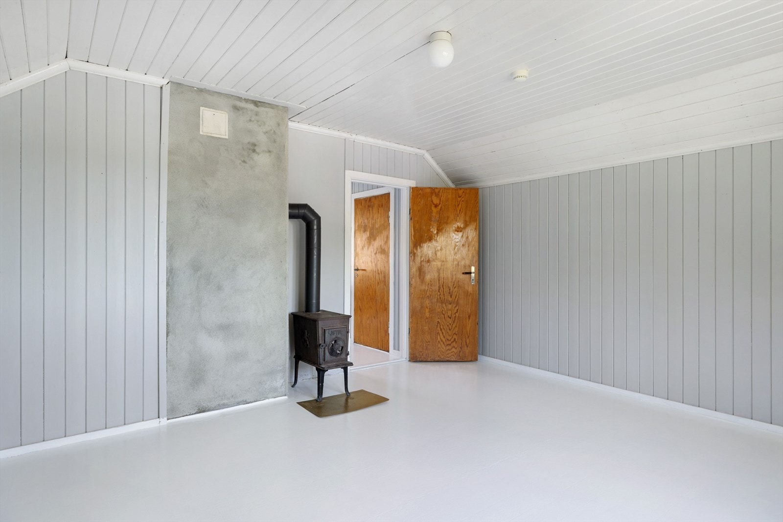 Soverom i 2. etasje med montert vedovn. Galleribilde