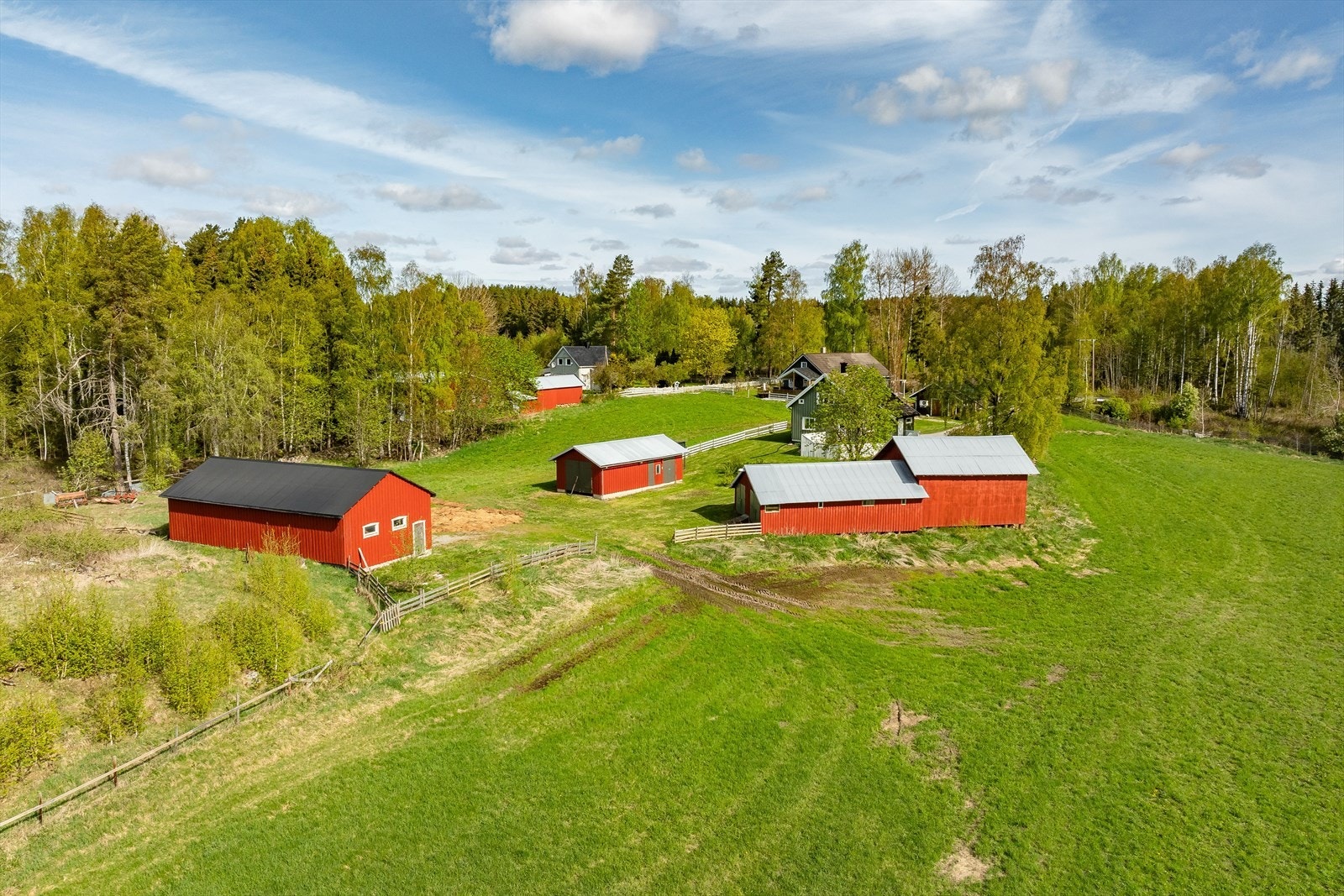 Eiendommen har ca. 17,5 mål fulldyrket mark og ca. 7 mål med skog. Galleribilde