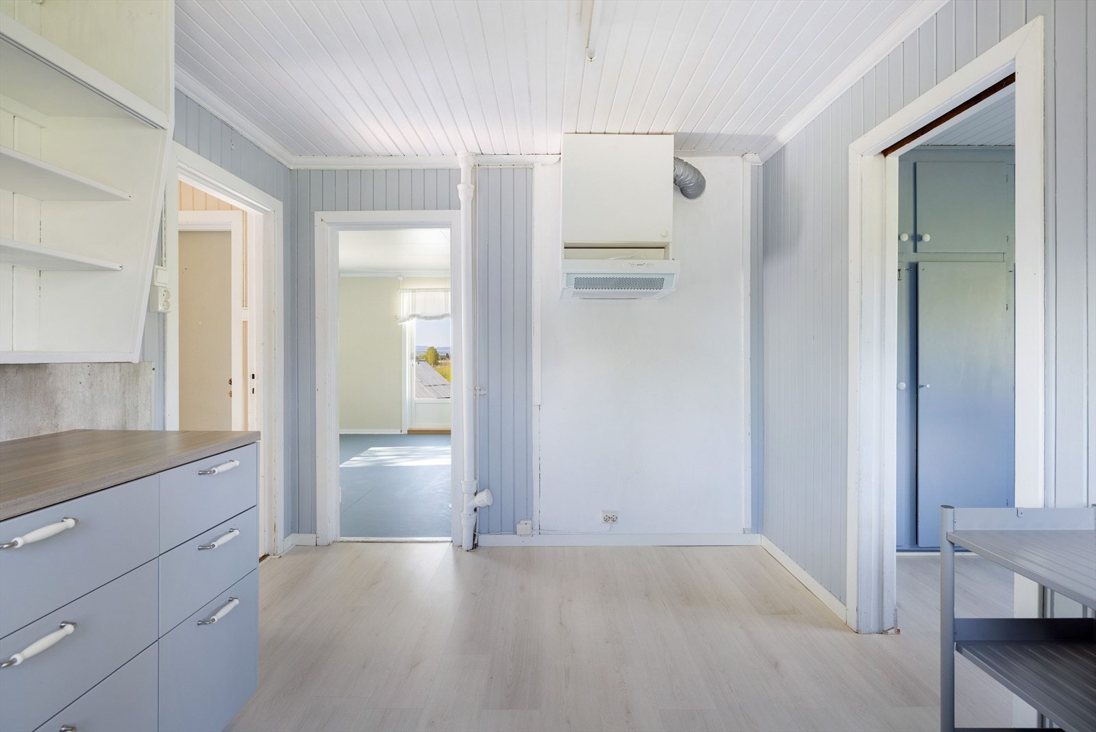 Oppvaskmaskin er integrert, ellers er det plass for frittstående kjøleskap og komfyr. Galleribilde