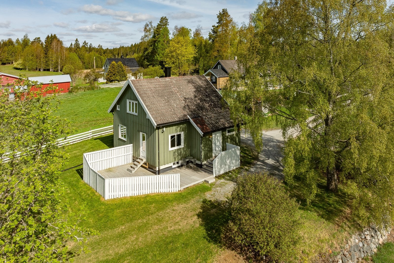 Eneboligen er oppført i ca. 1951 og går over to plan i tillegg til kjeller. Galleribilde