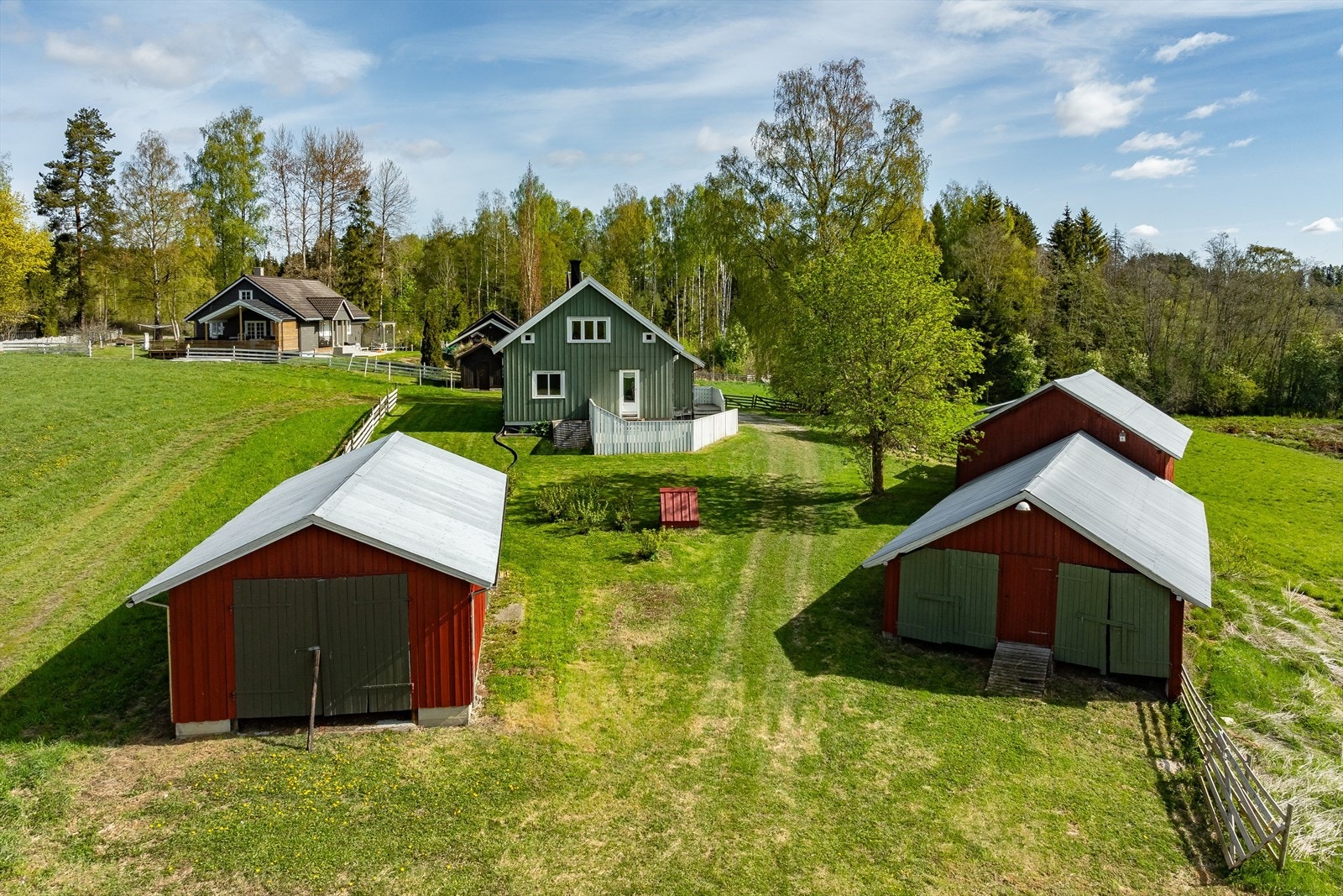 Eiendommen består av eneboligen, låve, fjøs, uthus og annen driftsbygning. Galleribilde