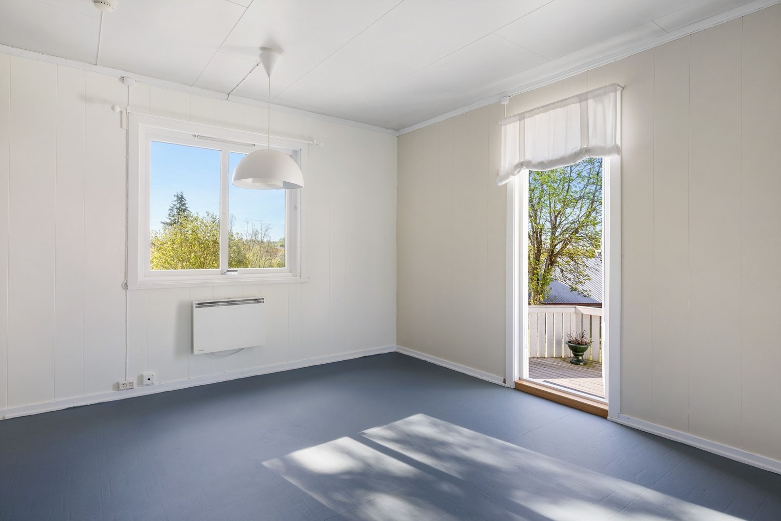 Det er utgang til terrassen fra stua. Galleribilde