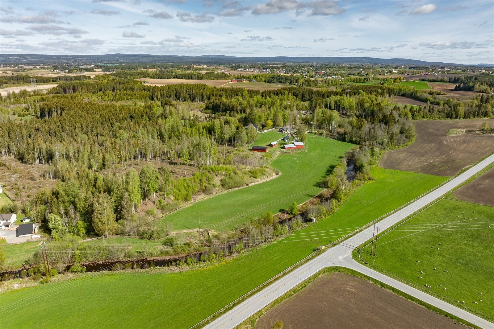 Dette er et lite, sjarmerende småbruk med et tomteareal på ca. 27 mål. Galleribilde