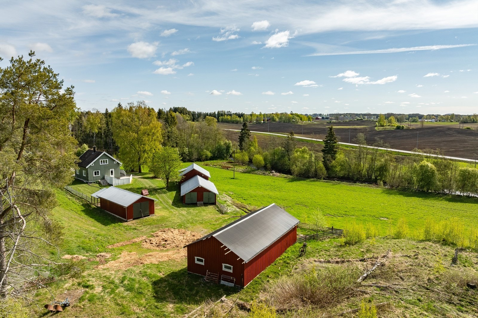Plassen har almenningsrett i Løiten Almenning som kan gi diverse rabatter og tilskudd for drift og vedlikehold av eiendommen. Galleribilde