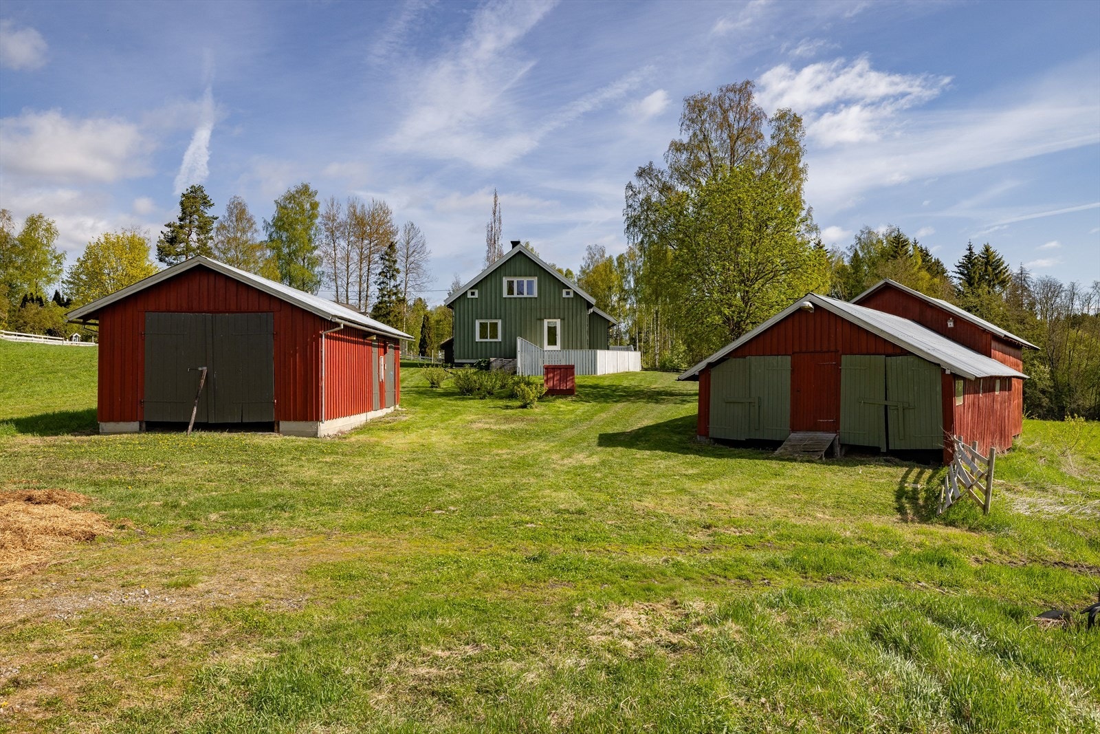 Uthuset til venstre er på ca. 45 m² og fjøset til høyre er på ca. 78 m². Galleribilde