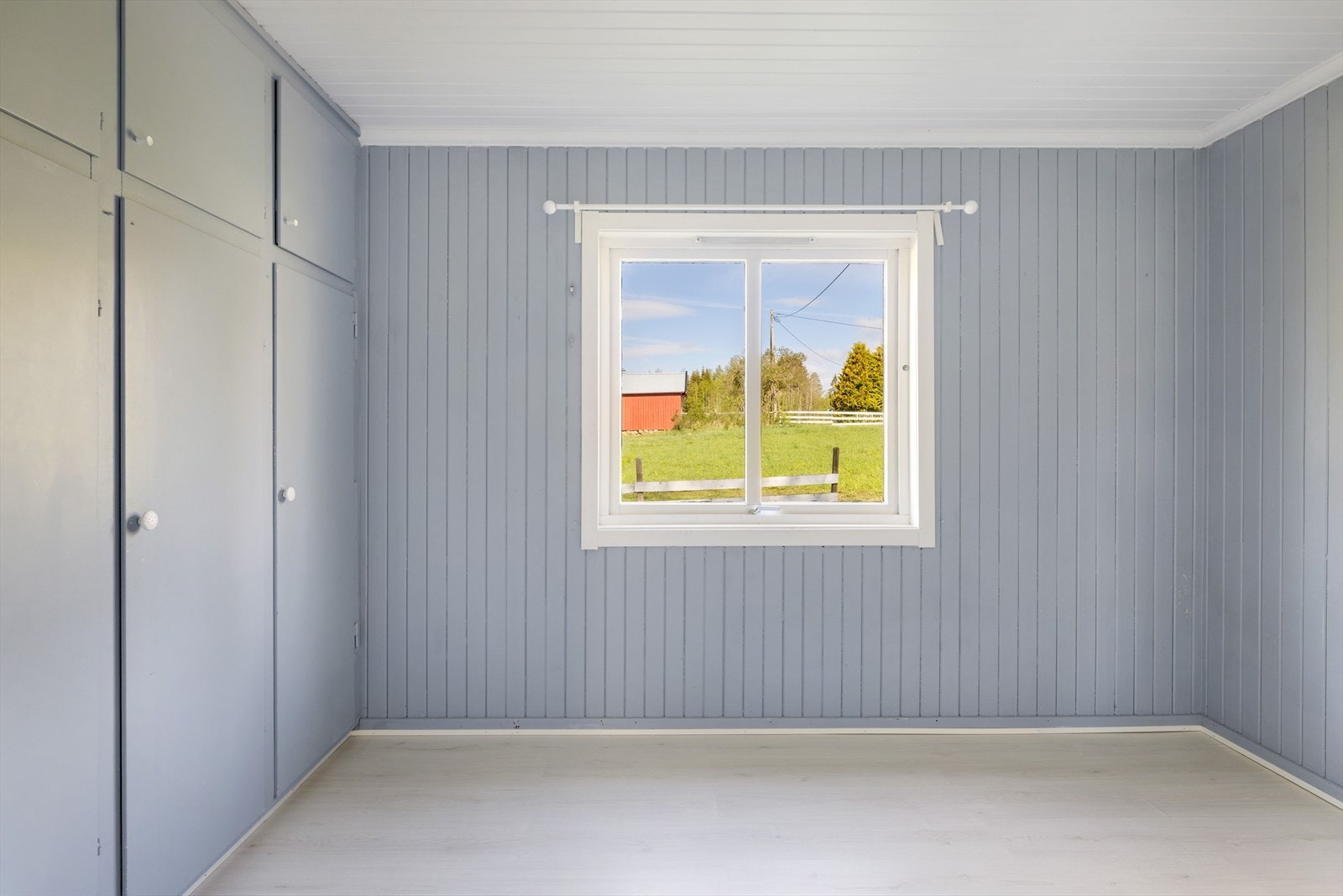 Boligen har tre soverom. Det ene ligger innenfor kjøkkenet i 1. etasje. Galleribilde