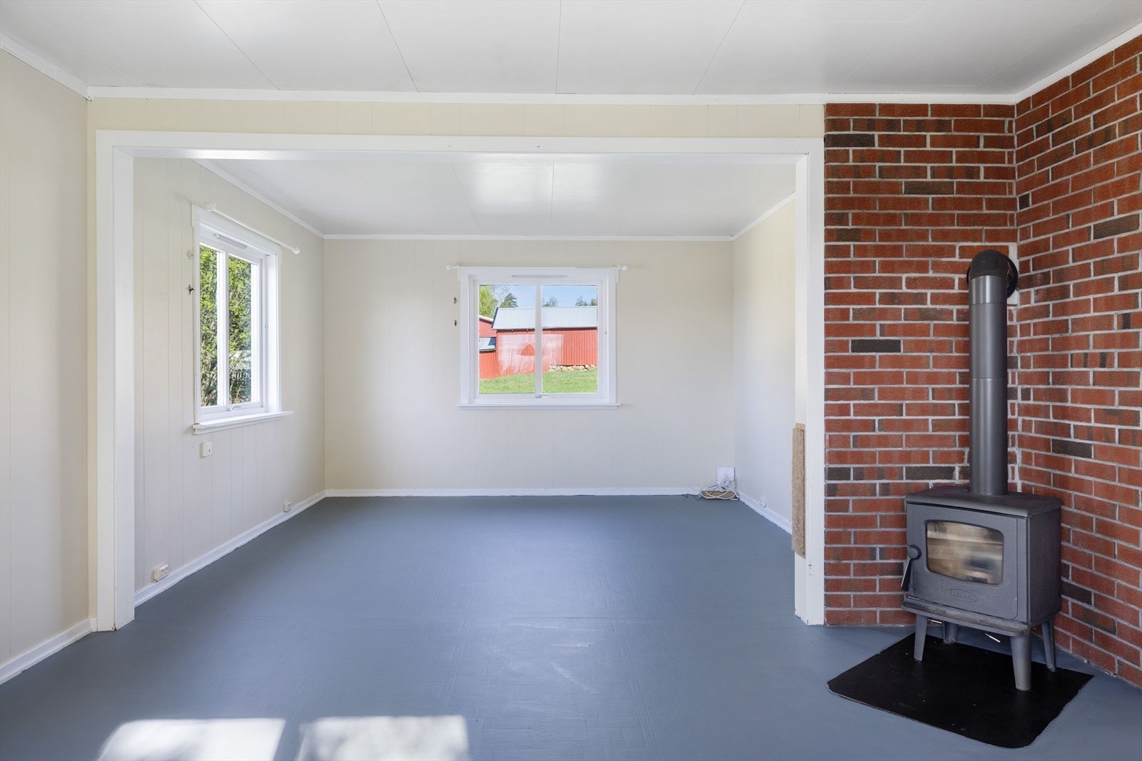 I stua er det montert peisovn. Galleribilde