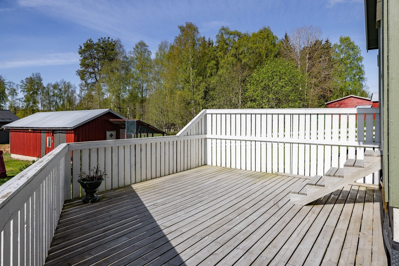 Terrassen er på ca. 33 m² med god plass til hagemøbler. Galleribilde
