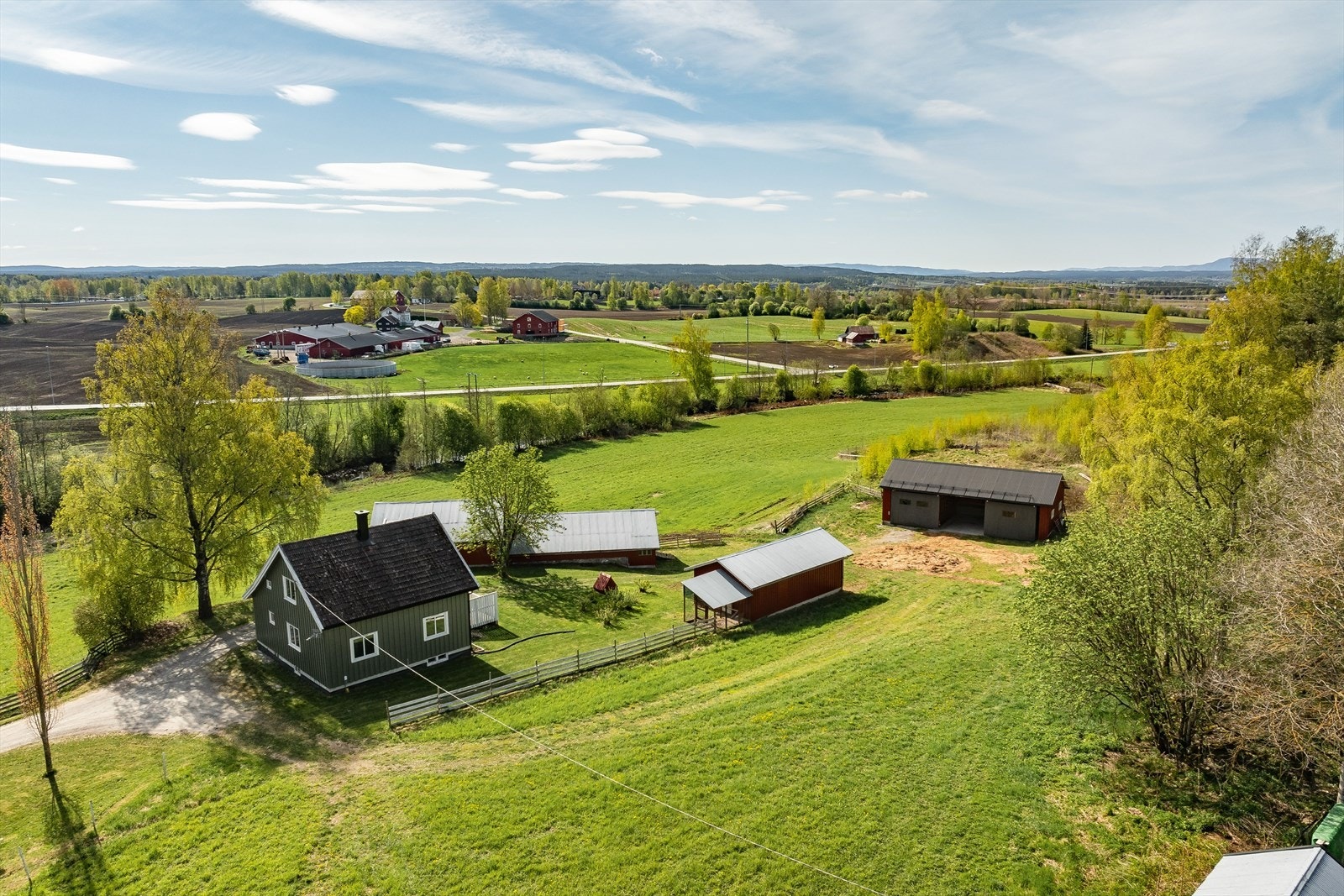 Det er ca. 3 km til Løten sentrum hvor du finner både barnehager, skoler, butikker og jernbane. Galleribilde