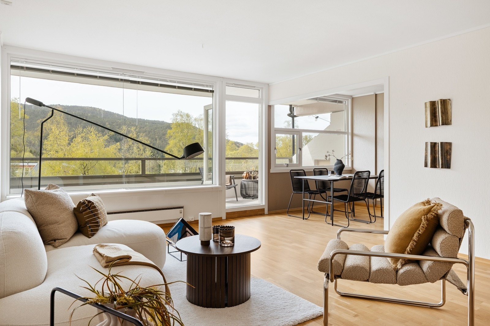 Eiendomsmegler / Salgsleder / Partner Ken Martin WIgand presenterer Ulvedalen 1 Galleribilde