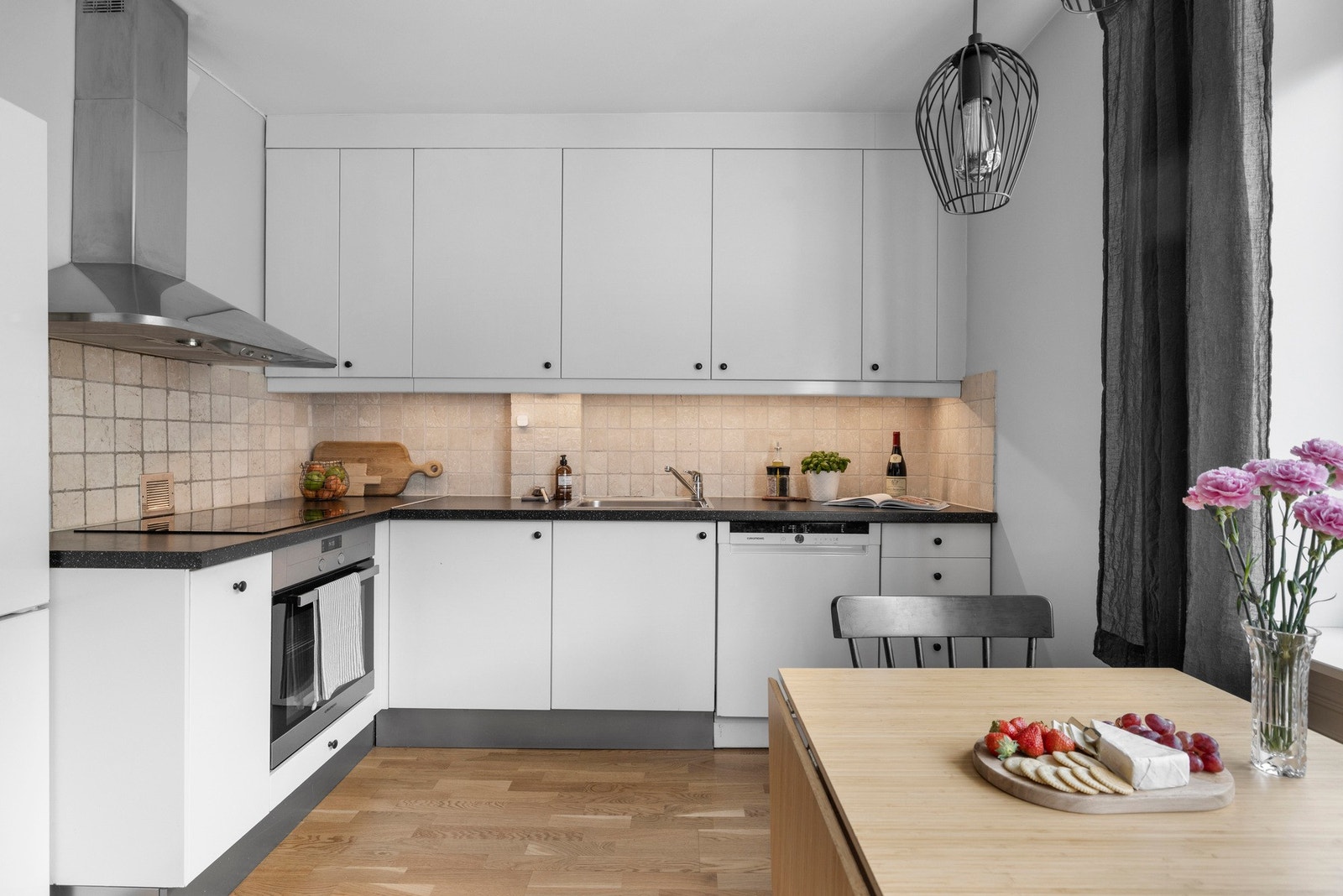 - Kjøkken med glatte fronter og laminert benkeplate (2016) med integrert kjøkkenkum - Galleribilde