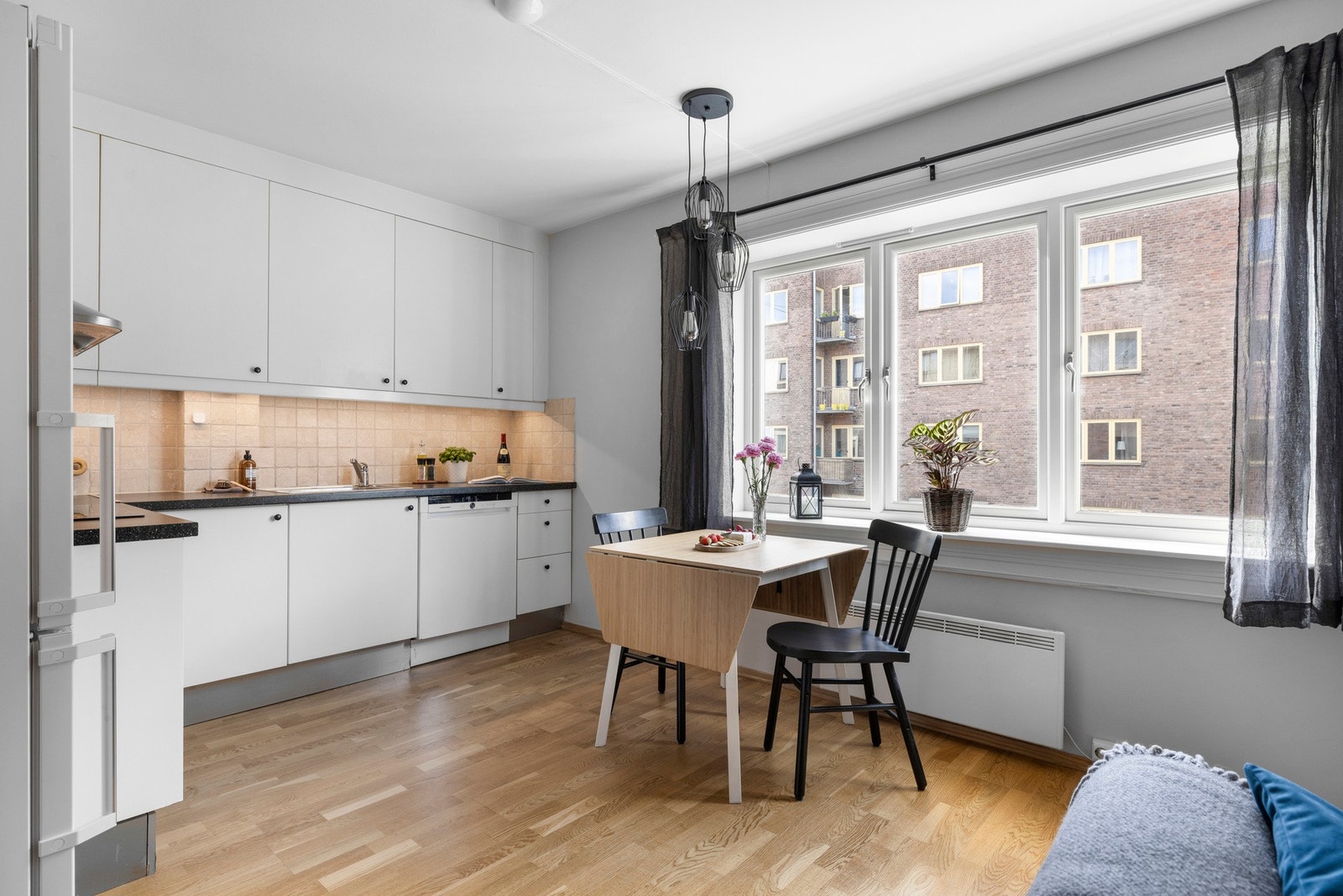 - Store vindusflater som gir leiligheten mye lys - Galleribilde