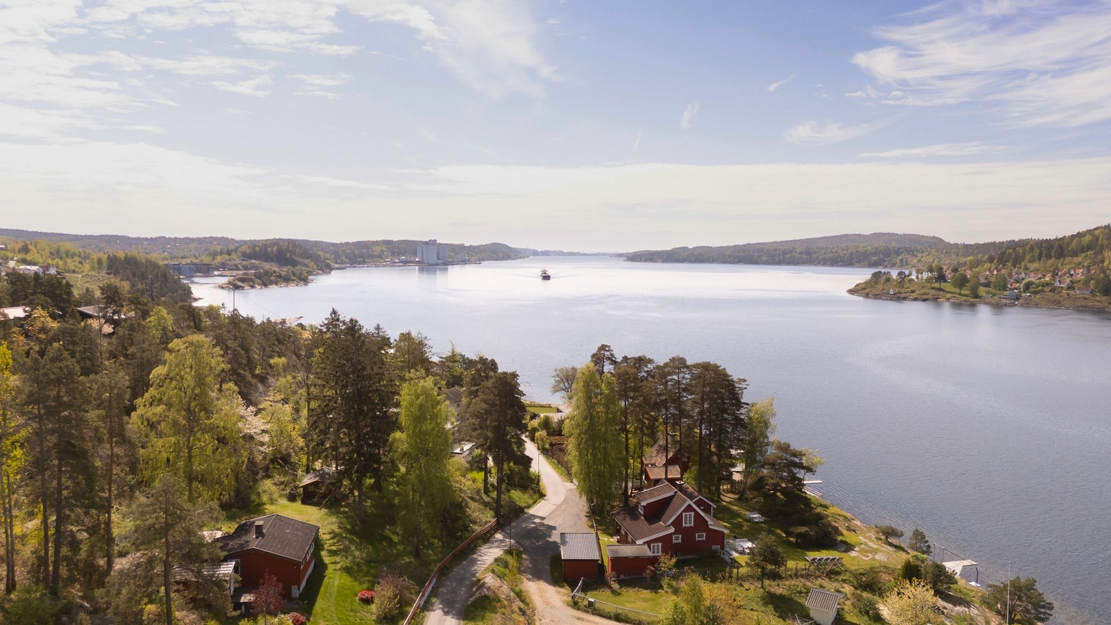 Nærområdet har flere fine strender og svaberg hvor bade- og fiskemulighetene er gode. Galleribilde