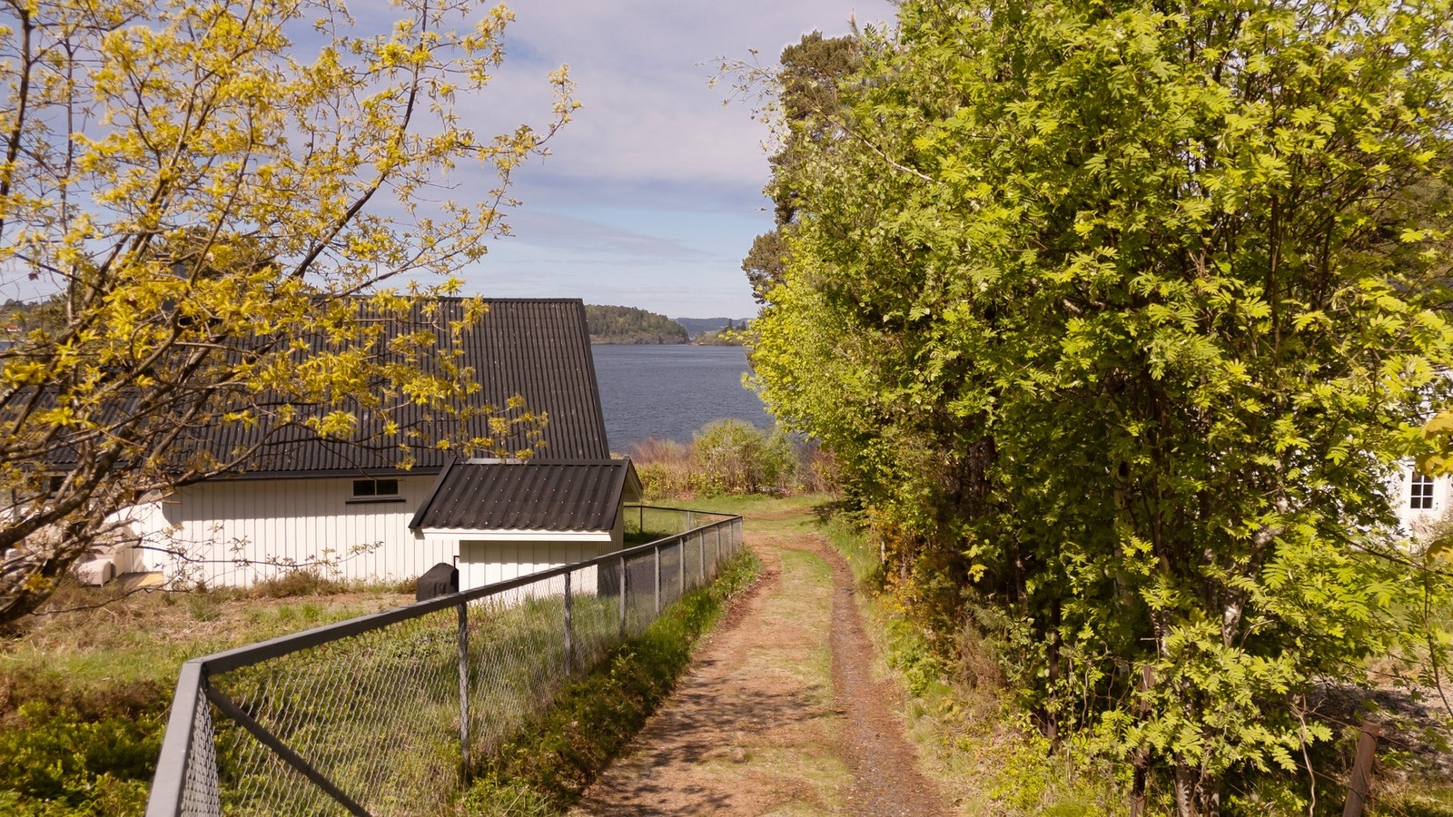 Tøffelavstand ned til nærmeste strand/badeplass. Galleribilde