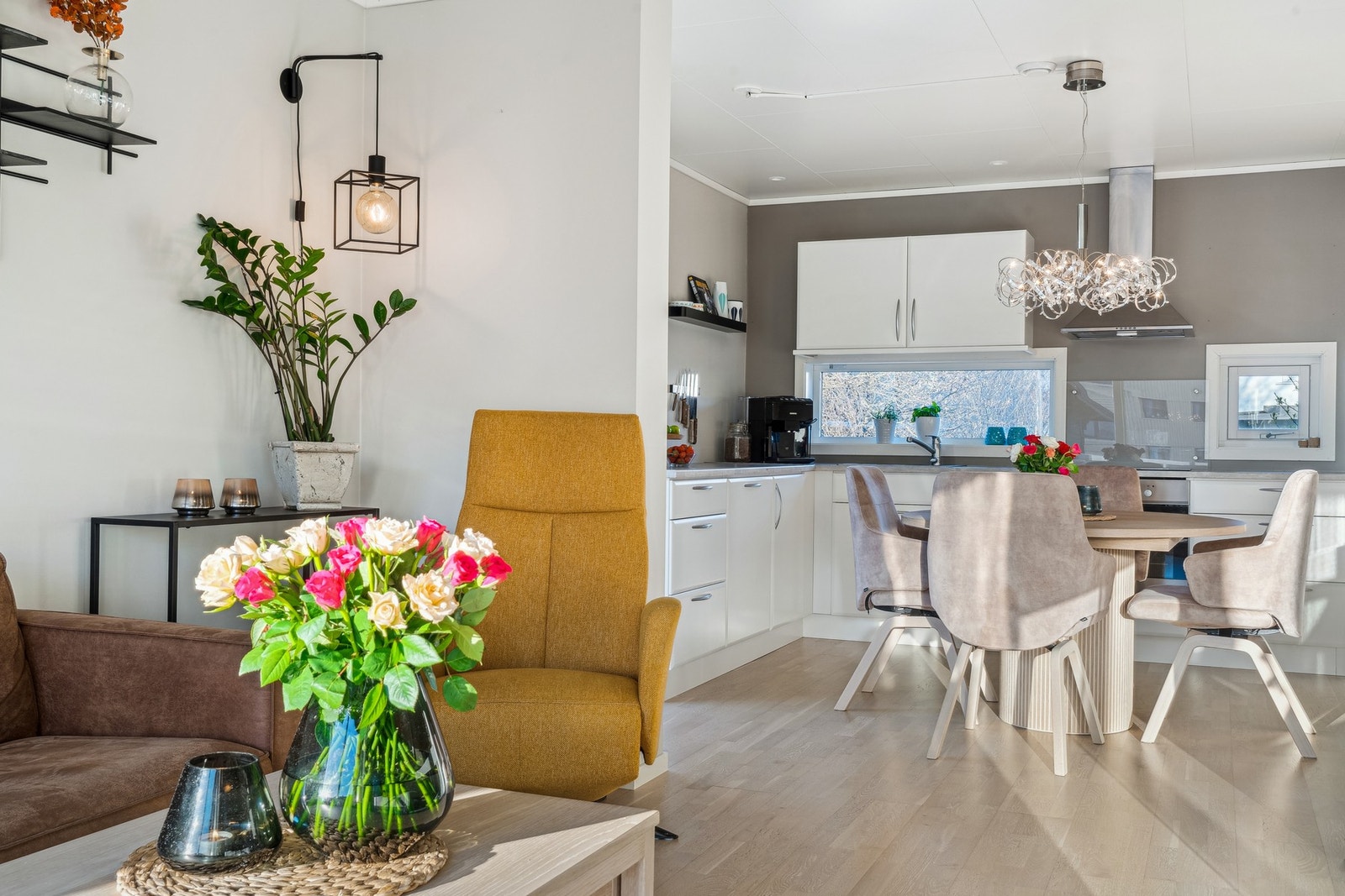 Åpen kjøkken- og stueløsning som gir en fin flyt mellom sonene. Galleribilde