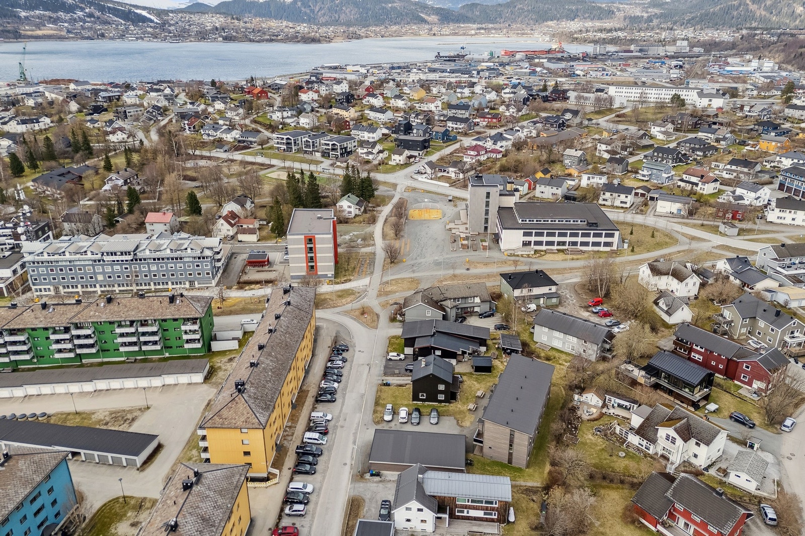 I tillegg finner du gode bussforbindelser i nærområdet, som gir deg rask og effektiv transport til sentrum og øvrige bydeler. Galleribilde
