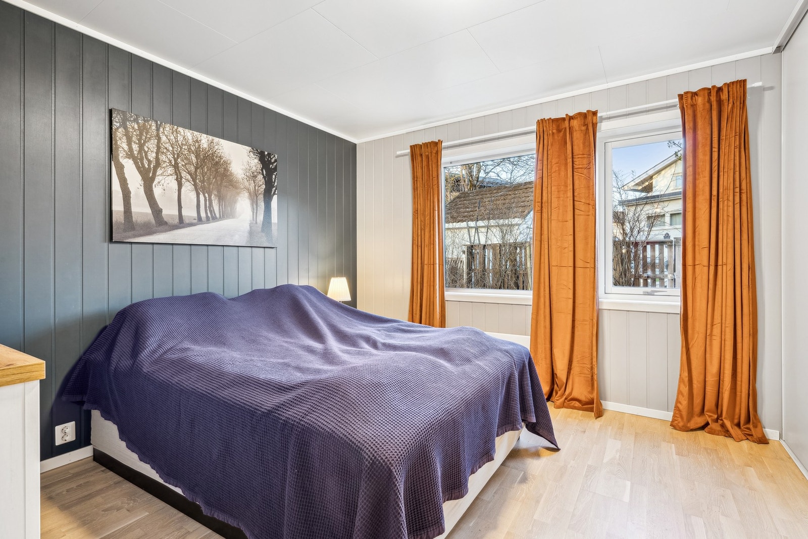 Romslig soverom med god plass til dobbeltseng og diverse innredning. Galleribilde