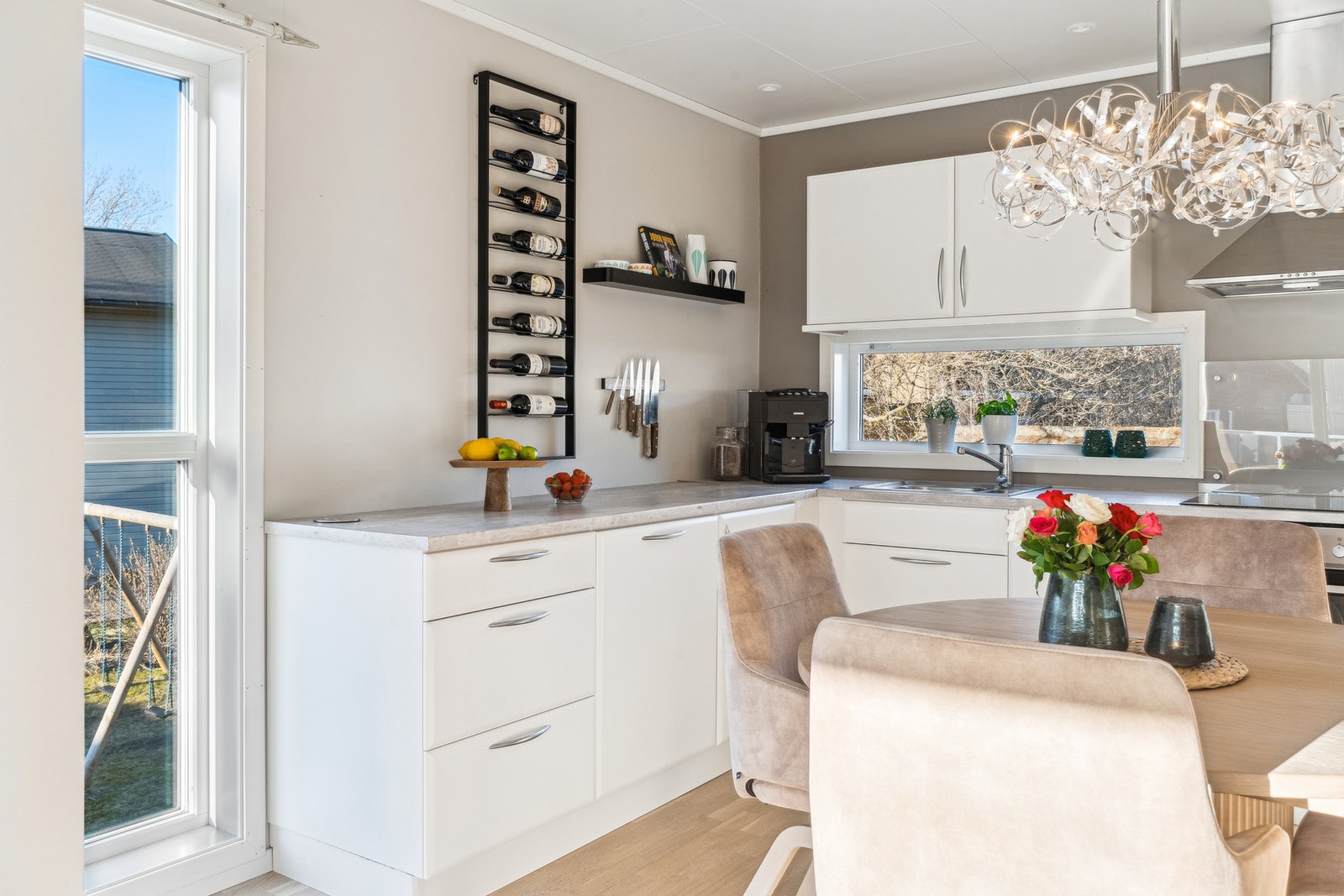 Integrert kjøl-/fryseskap, komfyr, platetopp og oppvaskmaskin. Galleribilde