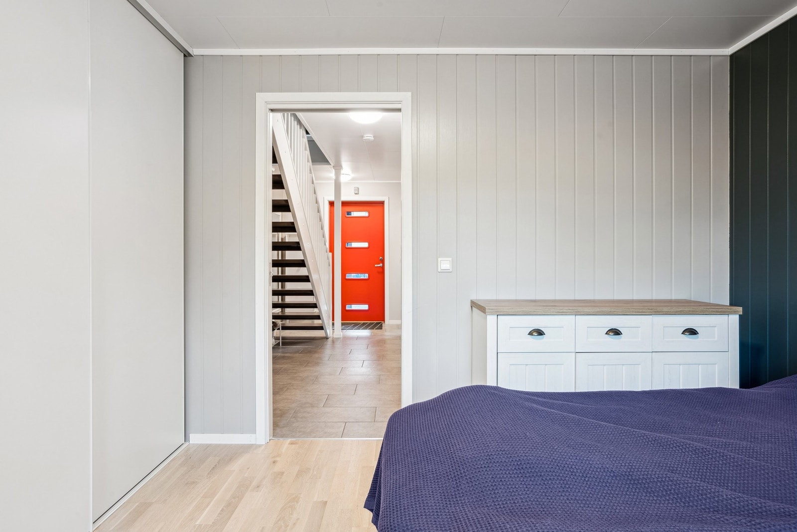 Romslig lagringsplass i den innebygde skyvedørsgarderoben. Galleribilde