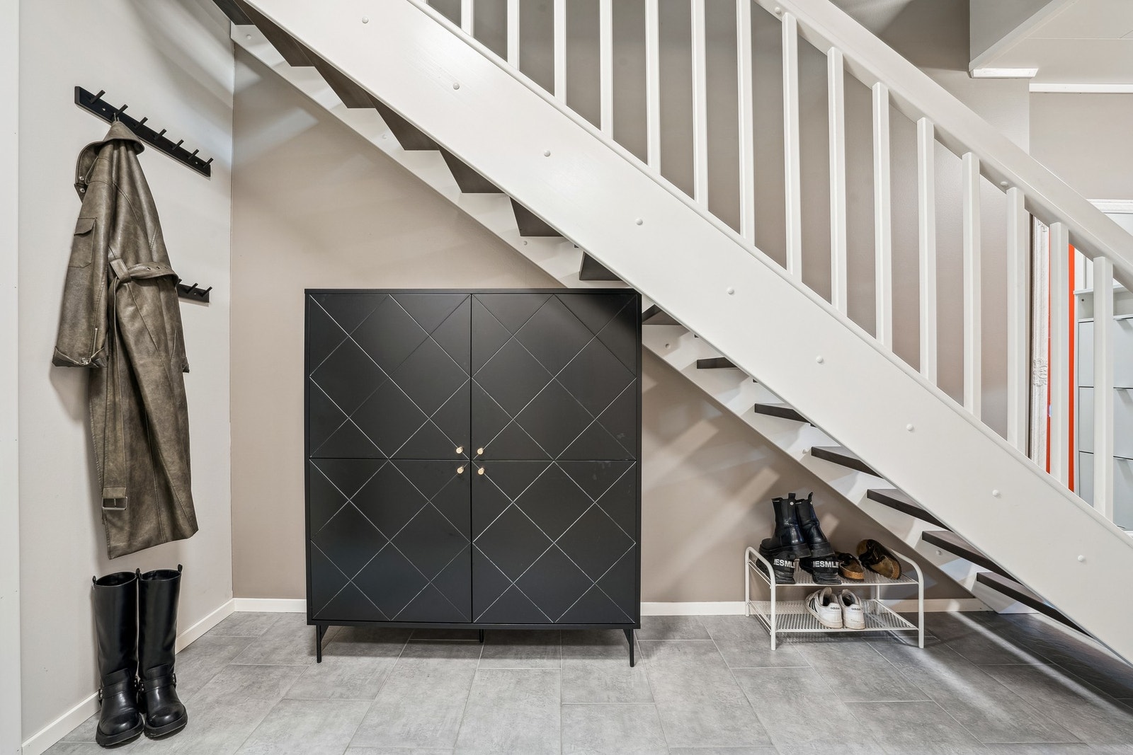 Her kan du enkelt oppbevare sko og yttertøy, slik at inngangspartiet forblir ryddig og organisert. Galleribilde