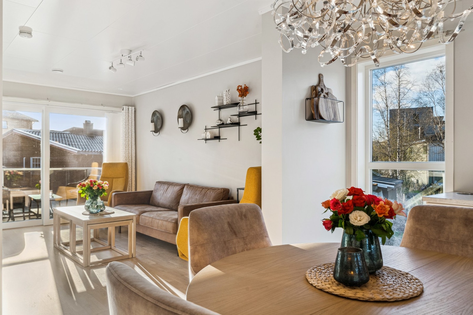 Boligen blir varmet opp med vannbåren varme via konvektor på vegg i stuen og elektrisk oppvarming. Galleribilde