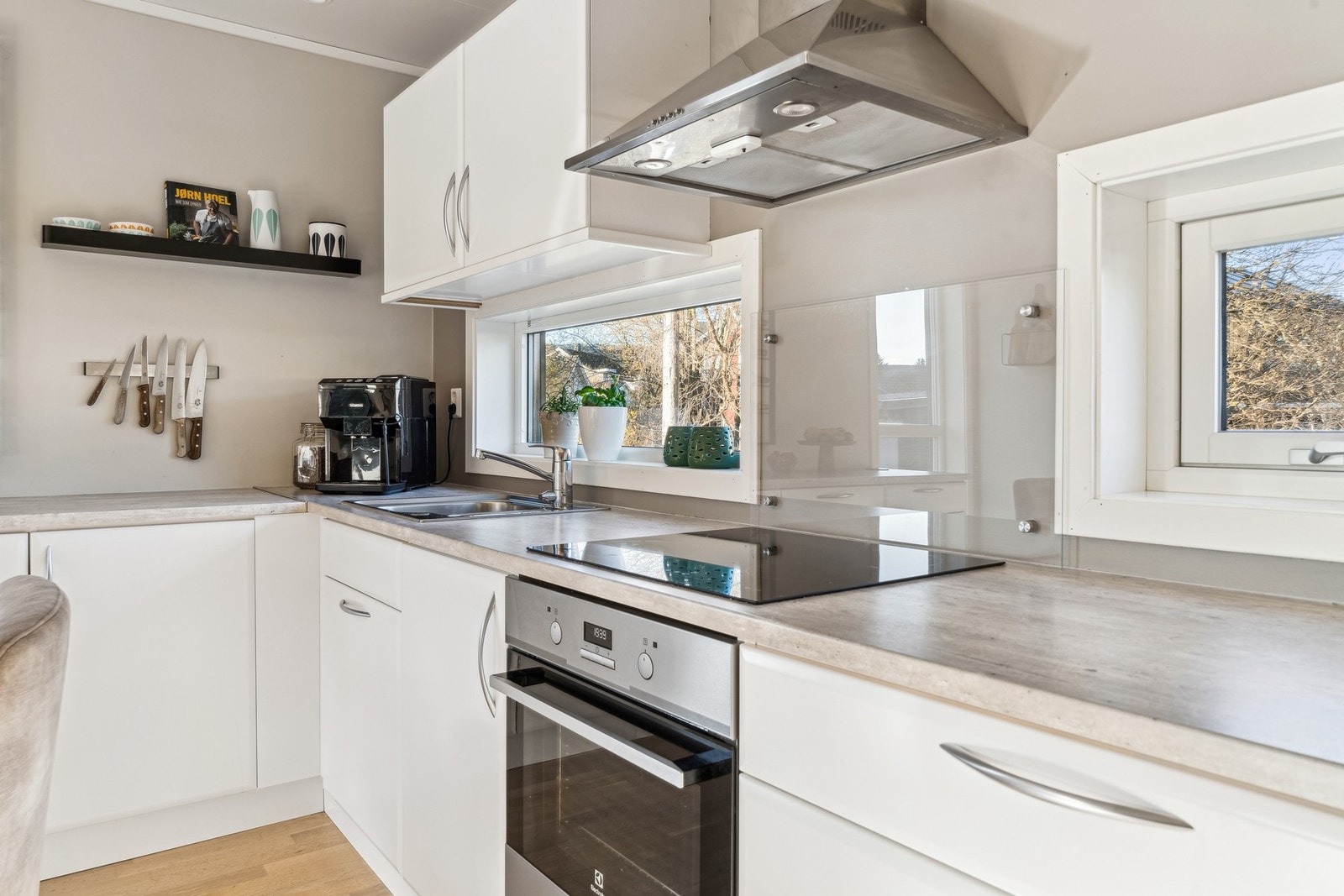 Mekanisk avtrekk over komfyren. Galleribilde