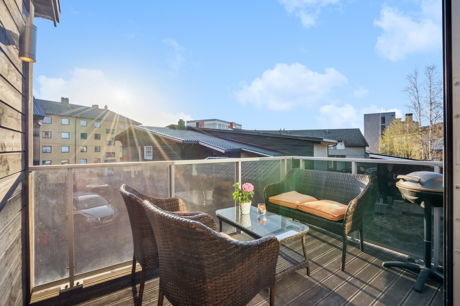 Terrasse på ca. 6 m2 med rekkverk av glass. Galleribilde