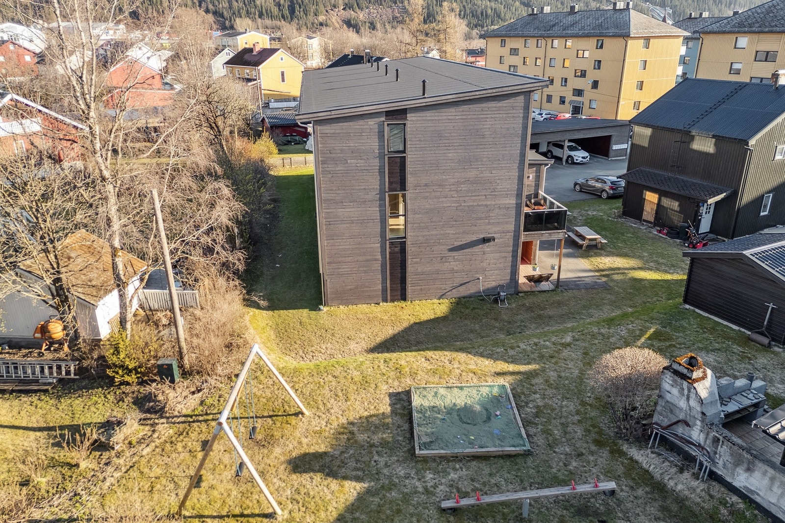 Dagligvarebutikker, lekeplasser og fine turområder ligger også i kort avstand. Galleribilde