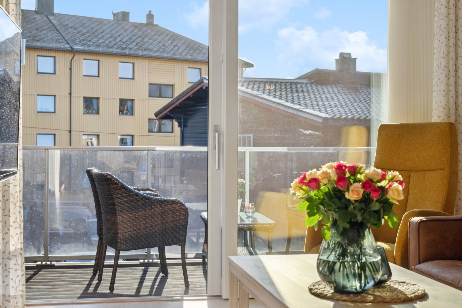 Fra stuen er det utgang til balkong. Galleribilde