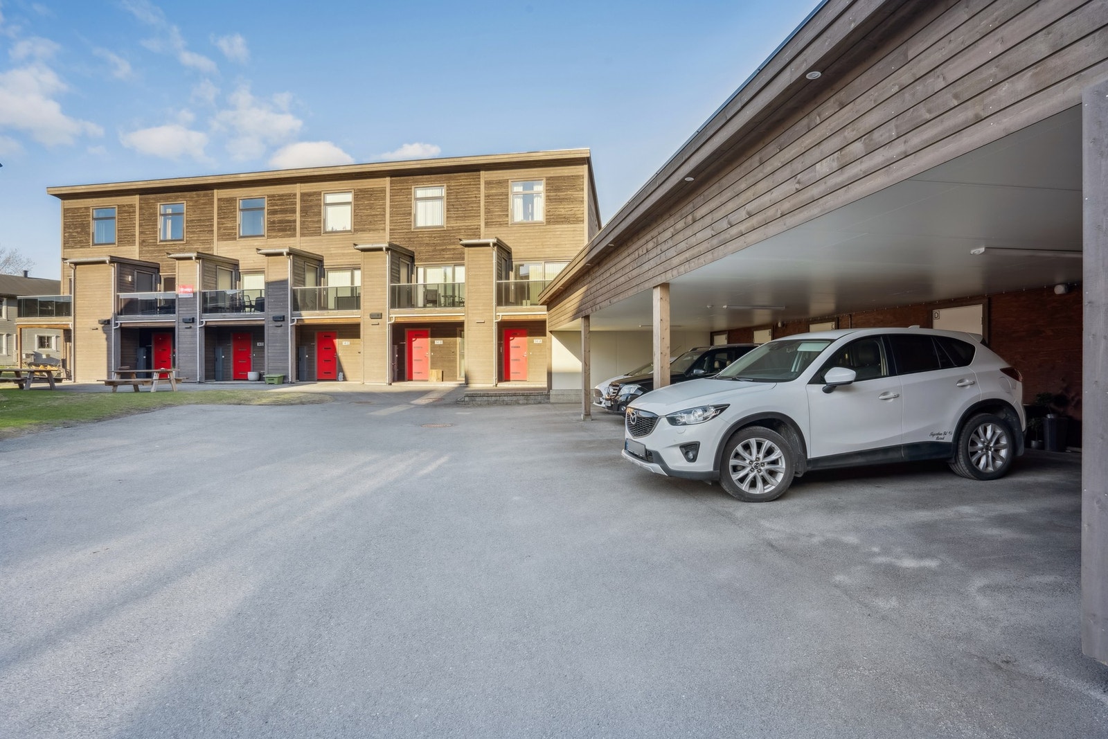 Parkering i carport og på felles biloppstillingsplass. Galleribilde