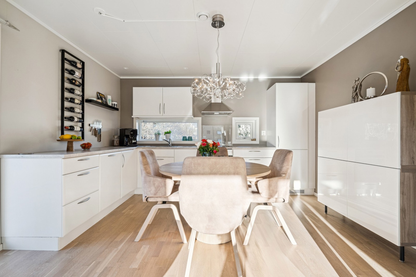 Lyst og moderne kjøkken med stilrent design og god plass til både matlaging og hyggelige måltider. Galleribilde