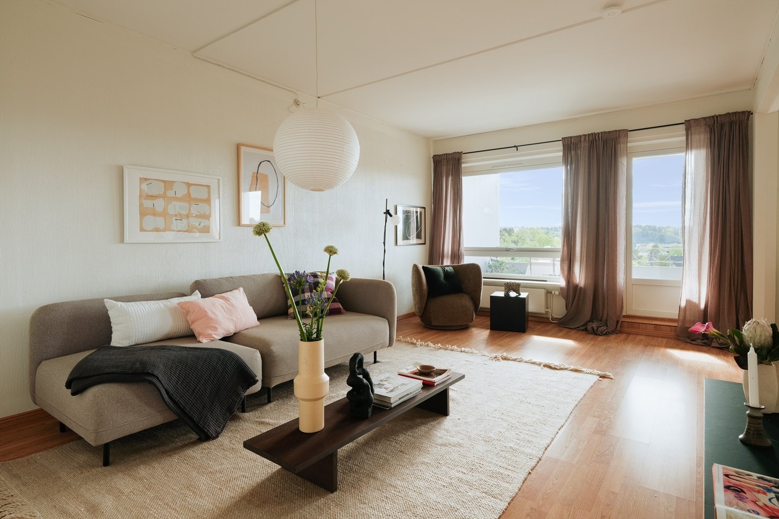 Leiligheten har store og flotte vindusflater som slipper inn godt med lys. Galleribilde