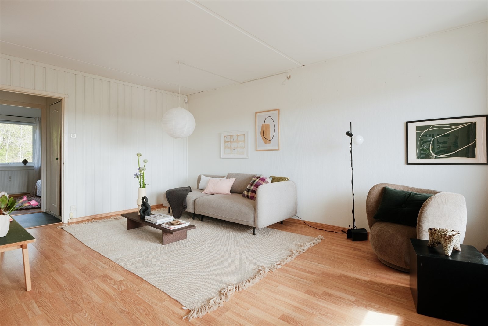 Stuen har naturlige møbleringssoner med god plass for diverse møblement. Galleribilde