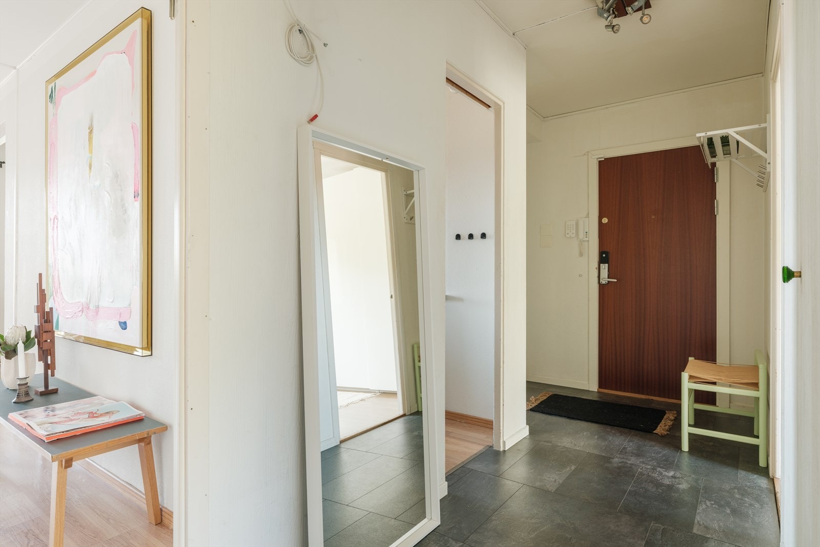 Romslig entré med gode oppbevaringsmuligheter. Velkommen inn! Galleribilde