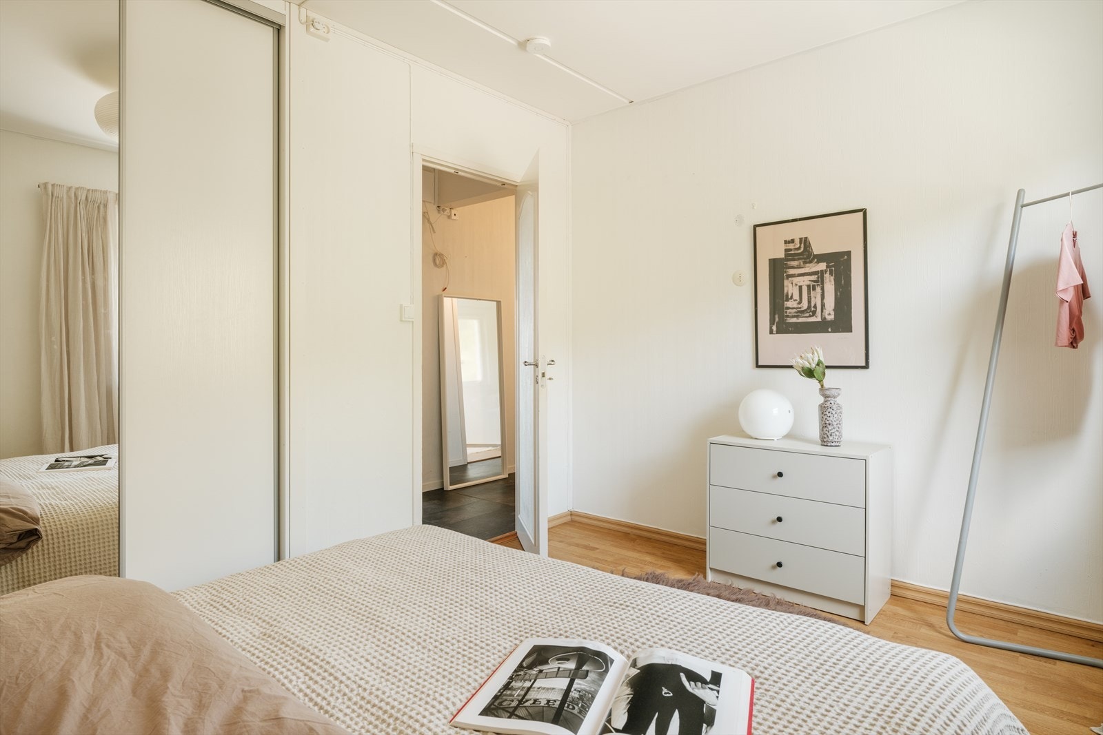 Soverommet er romslig og har god plass til diverse møblement. Galleribilde