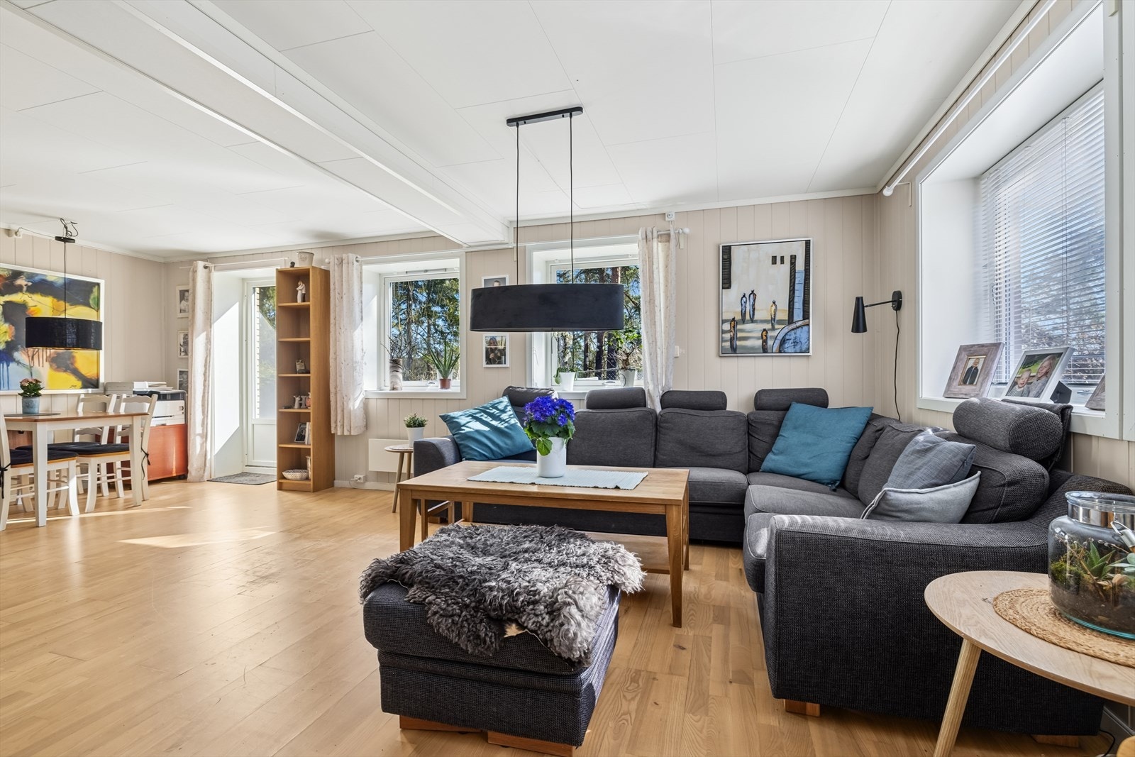 Stue i generasjonsdelen med utgang til terrasse og hage Galleribilde