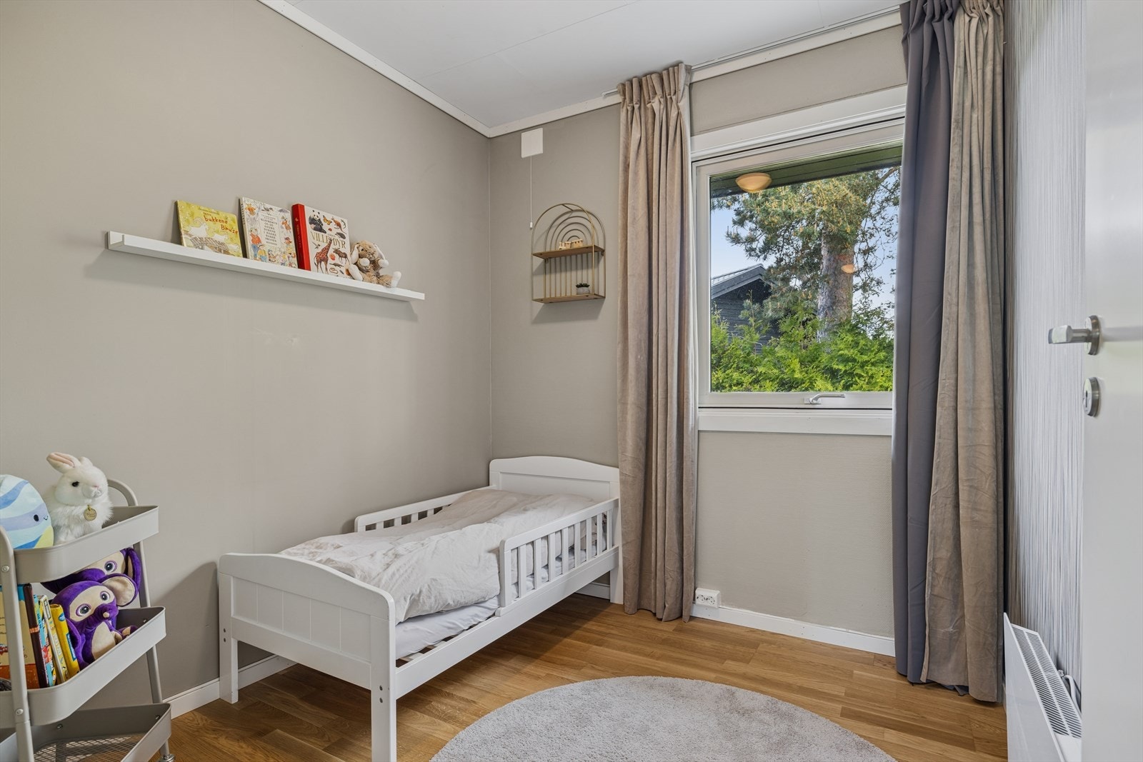 Egen barnedel i forbindelse med hovedsoverom Galleribilde